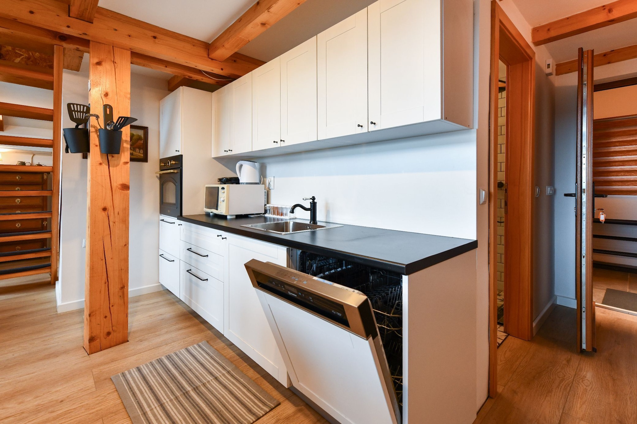 Plivanje u zalazak sunca - Three Bedroom House-Cuisine