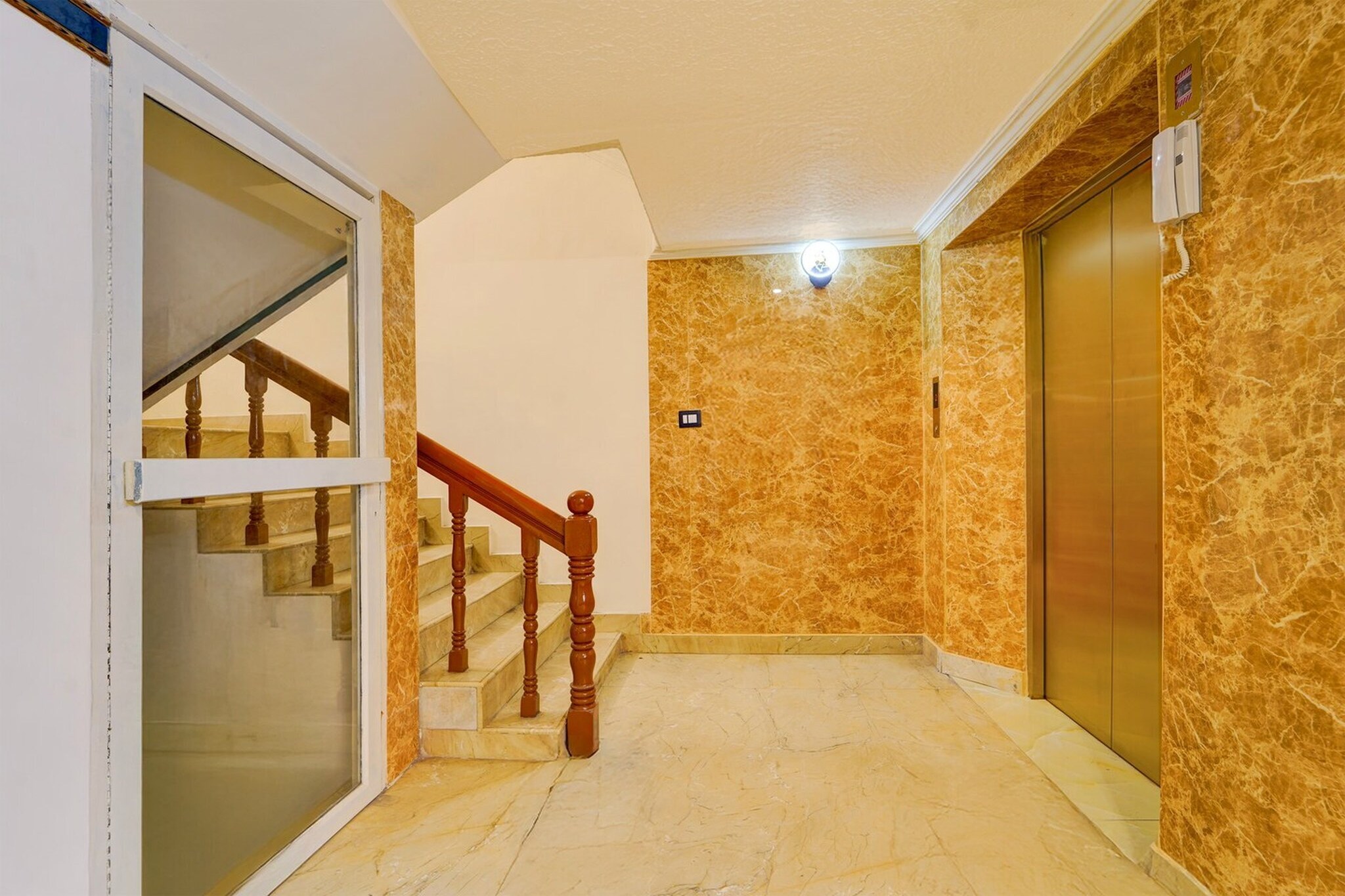 Ground floor: (bedroom(double bed, TV, seating area, air conditioning, telephone), bathroom(bathtub or shower, shower, washbasin, toilet, Towels incl., shampoo, body soap, hot water), Parking, lift)