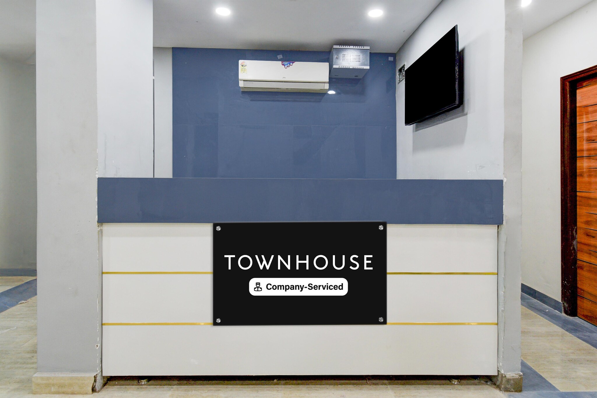 Ground floor: (bedroom(double bed, TV, seating area, air conditioning, telephone), bathroom(bathtub or shower, shower, washbasin, toilet, Towels incl., shampoo, body soap, hot water), lift)