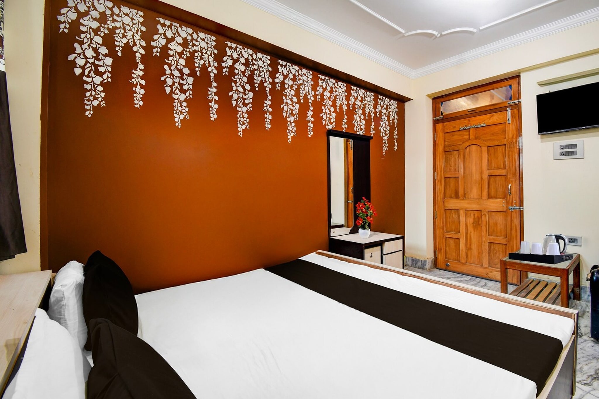 Comfortable Accommodations: Collection O Transport Nagar Metro Station Formerly 2 Brothers Inn Hotel in Patna offers family rooms with air-conditioning, private bathrooms, work desks, and free toiletries. Each room includes a TV, wardrobe, and tiled floors.

Dining Experience: The family-friendly restaurant serves Indian cuisine with lunch and dinner. Guests can enjoy traditional, modern, and romantic ambiances, catering to diverse preferences.

Convenient Facilities: The hotel provides free WiFi, a 24-hour front desk, housekeeping service, room service, and luggage storage. Additional amenities include a seating area and a work desk.

Location and Attractions: Located 11 km from Jay Prakash Narayan Airport and 6 km from Patna Railway Station, the hotel is near Bank of India and Maurya Vihar Colony.
Early Check-In Policy: A full dayç—´ room rate will be charged for check-ins before 6:00 AM. Complimentary early check-in is available between 6:00 AM and 10:00 AM, subject to room availability.
Check-in is only available to guests aged 18 and above. Please provide a government-issued ID to confirmÂ yourÂ age.
