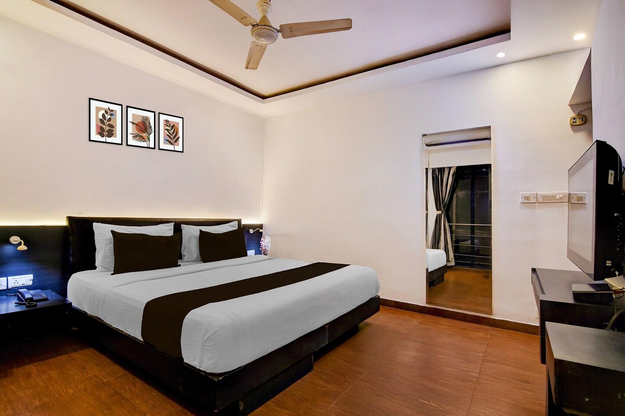 Comfortable Accommodations: Townhouse Oak Ballygunge Formerly Hotel Lovelock in Kolkata offers family rooms with air-conditioning, private bathrooms, work desks, and free WiFi. Each room includes a TV, wardrobe, and tiled floors.
Convenient Facilities: Guests enjoy a lounge, lift, 24-hour front desk, shared kitchen, housekeeping, laundry, room service, meeting rooms, and luggage storage. Free on-site parking is available.
Prime Location: Located 18 km from Netaji Subhash Chandra Bose International Airport, the hotel is 1.8 km from the Indian Museum and near attractions such as Kalighat Kali Temple (2.3 km) and Victoria Memorial (3.5 km). An ice-skating rink is in the surroundings.
Early Check-In Policy: A full day痴 room rate will be charged for check-ins before 6:00 AM. Complimentary early check-in is available between 6:00 AM and 10:00 AM, subject to room availability.
Check-in is only available to guests aged 18 and above. Please provide a government-issued ID to confirm your age.