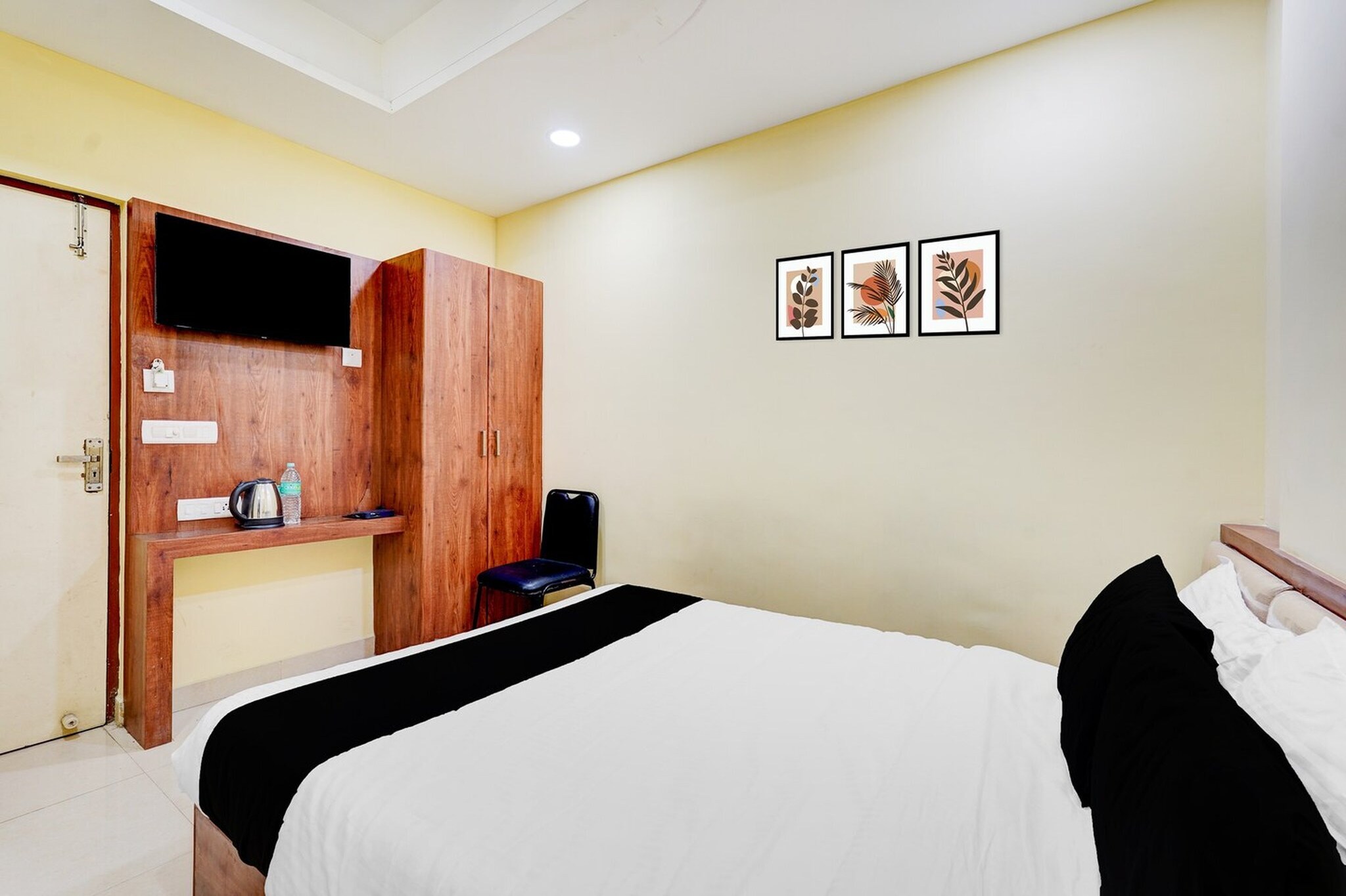 Collection O Vadapalani Metro Station Pineapple