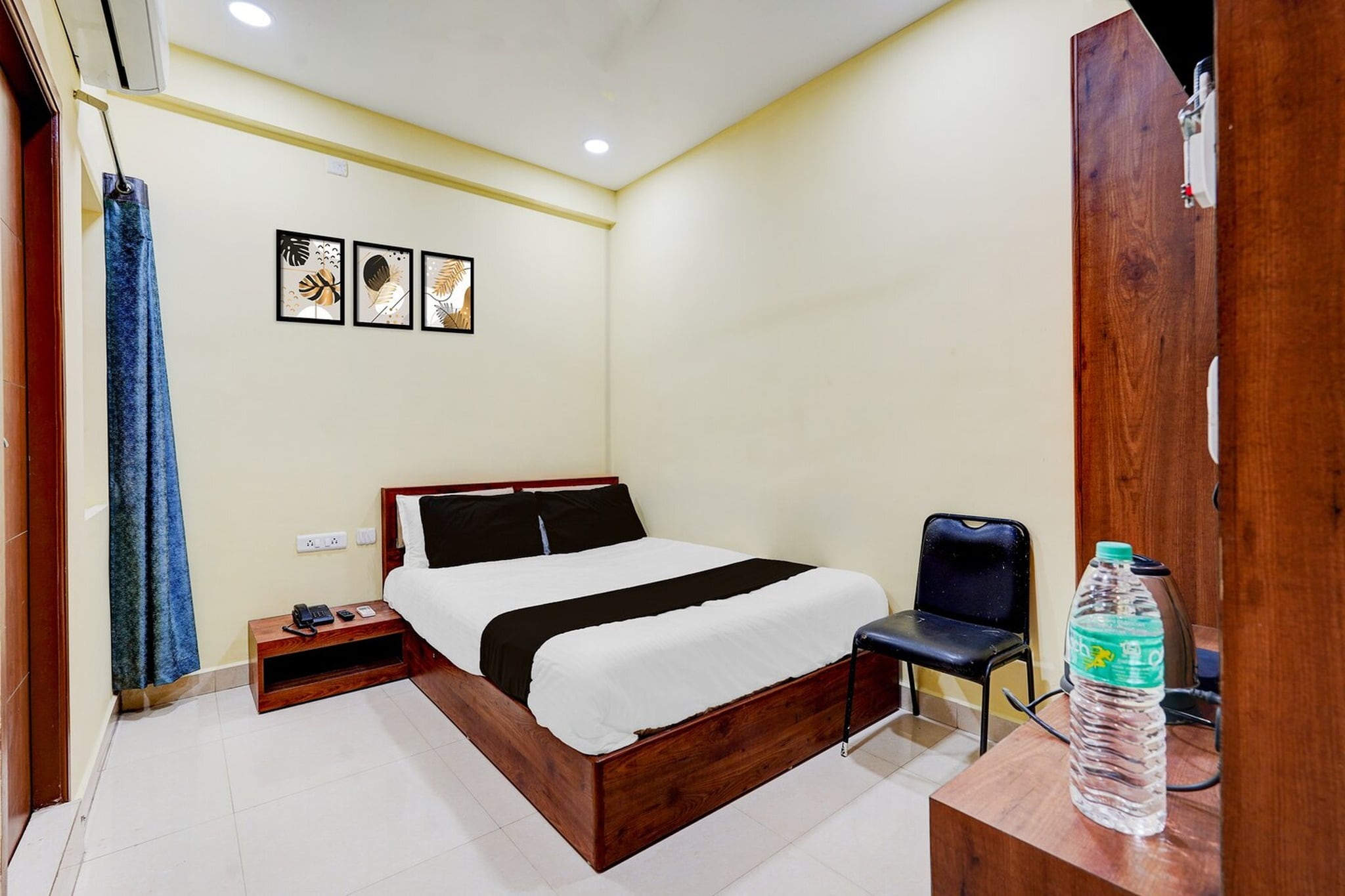 Situated within 5 km of Pondy Bazaar and 7.6 km of St. Thomas Mount, Super Collection O Vadapalani Metro Station Formerly Pineapple Guest House features rooms with air conditioning and a private bathroom in Chennai. This 3-star hotel offers room service, a 24-hour front desk and free WiFi. The hotel has family rooms.
The rooms at the hotel are fitted with a seating area, a flat-screen TV with satellite channels and a private bathroom with free toiletries and a bath or shower. All units have a desk.
Government Museum Chennai is 7.8 km from Super Collection O Vadapalani Metro Station Formerly Pineapple Guest House, while Anna University is 7.8 km from the property. Chennai International Airport is 8 km away.
1. Unmarried couples are warmly welcome at this property.
2. Guests with local ID proof are warmly welcome.
Early Check-In Policy: A full day’s room rate will be charged for check-ins before 6:00 AM. Complimentary early check-in is available between 6:00 AM and 10:00 AM, subject to room availability.
Check-in is only available to guests aged 18 and above. Please provide a government-issued ID to confirm your age.