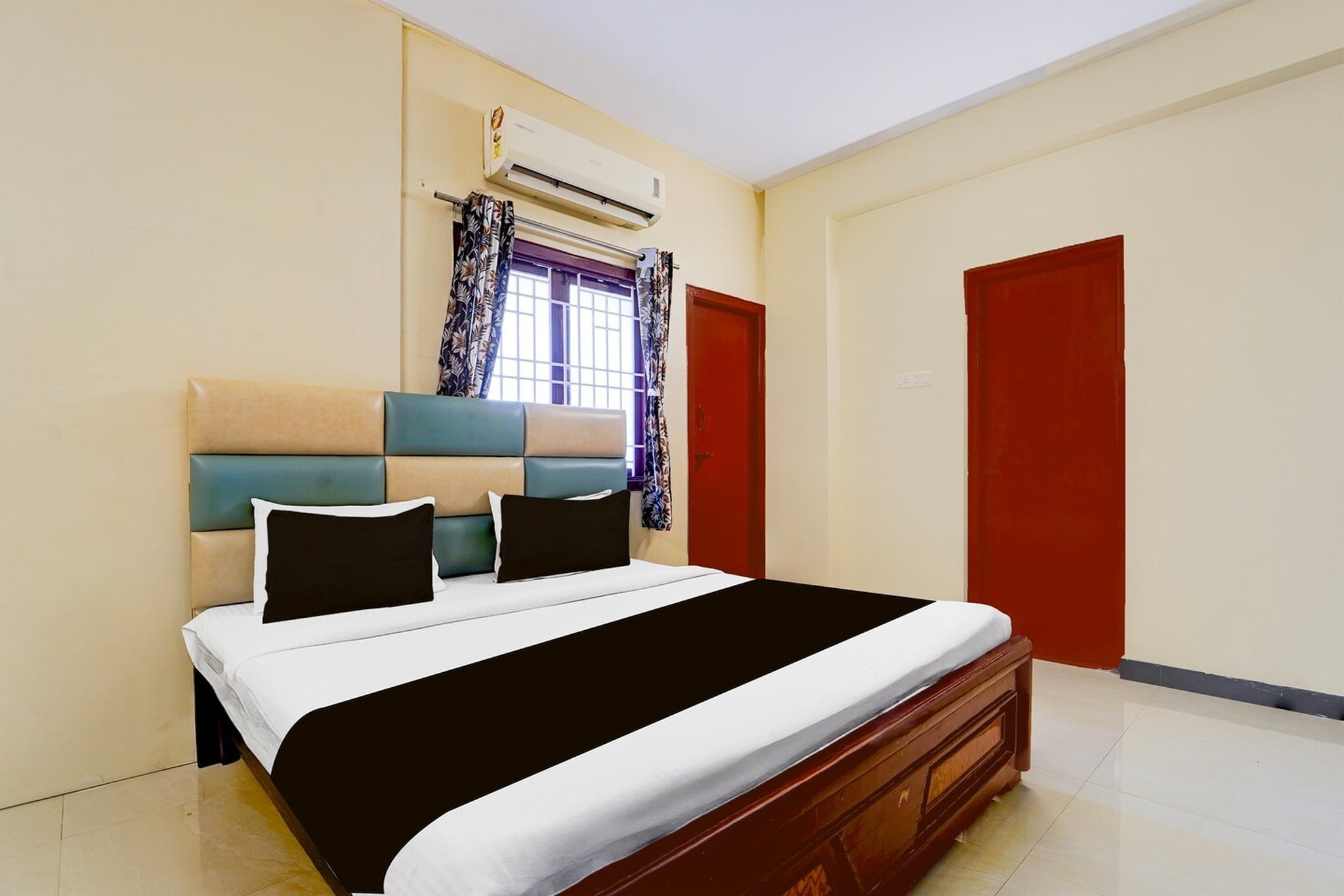 Comfortable Accommodations: Hotel O Singanallur Railway Junction Formerly 2D Residency in Coimbatore offers family rooms with air-conditioning, private bathrooms, work desks, and seating areas. Each room includes free toiletries, a bath or shower, TV, and tiled floors.
Essential Facilities: Guests enjoy free WiFi, a 24-hour front desk, housekeeping service, full-day security, room service, and luggage storage. The hotel provides a welcoming environment with English and Hindi spoken at reception.
Convenient Location: Located 2 km from Coimbatore International Airport, the hotel is 6 km from Codissia Trade Fair Complex and 10 km from Coimbatore Junction and Podanur Junction.
Early Check-In Policy: A full day’s room rate will be charged for check-ins before 6:00 AM. Complimentary early check-in is available between 6:00 AM and 10:00 AM, subject to room availability.
Check-in is only available to guests aged 18 and above. Please provide a government-issued ID to confirm your age.