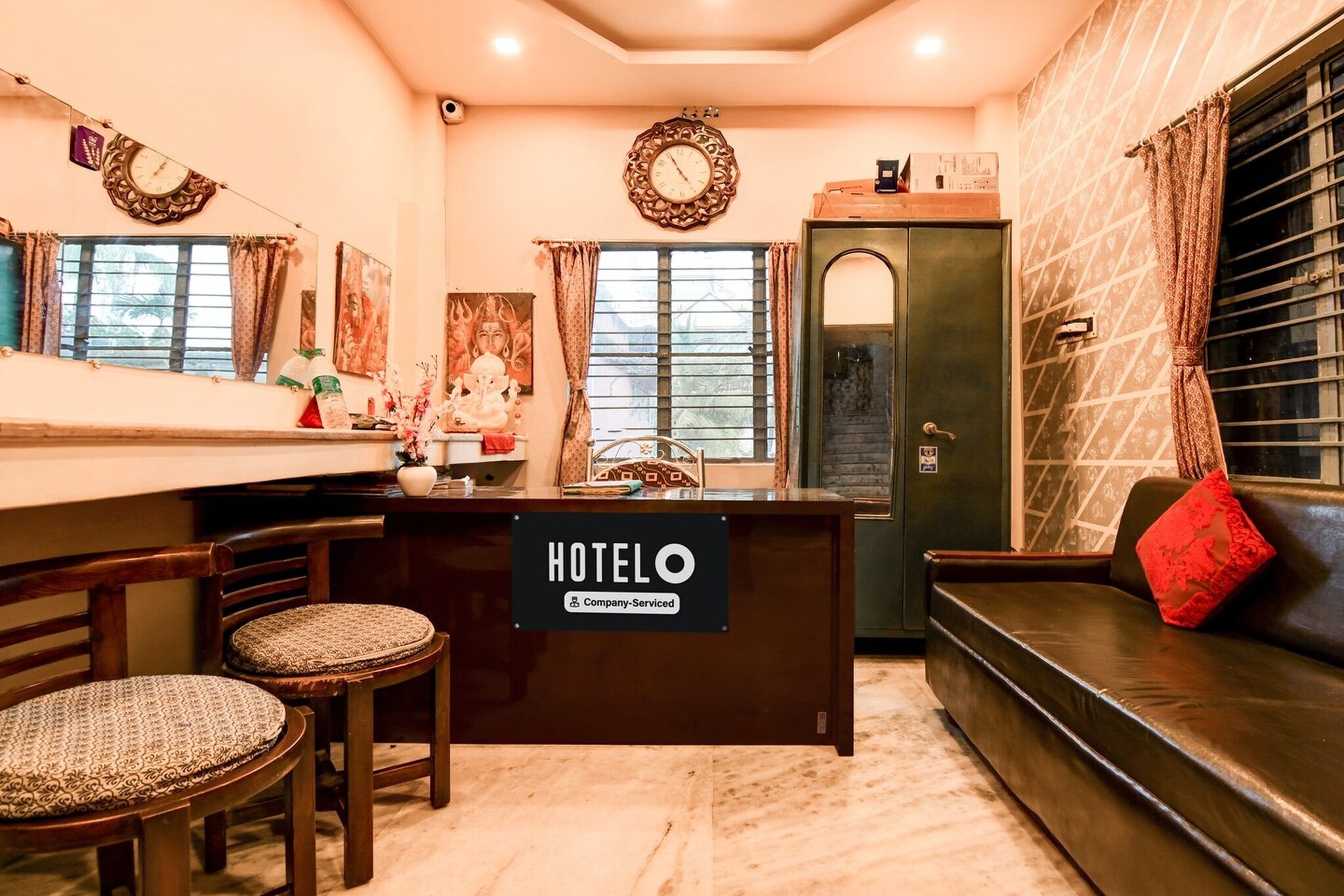 Ground floor: (bedroom(double bed, TV, seating area, air conditioning, Towels incl., telephone), bathroom(bathtub or shower, shower, washbasin, toilet, shampoo, body soap, hot water), lift)
