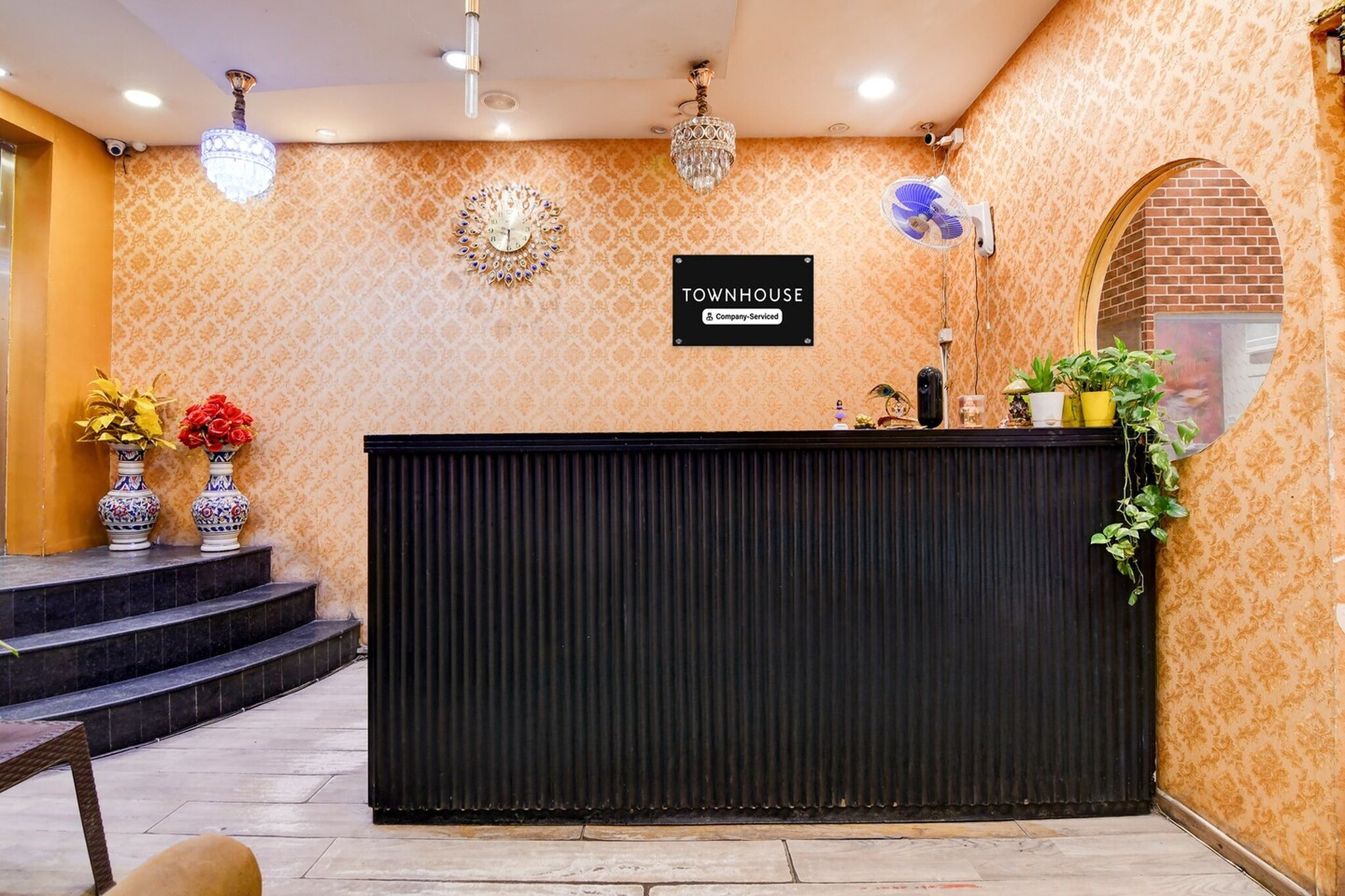 Ground floor: (bedroom(double bed, TV, seating area, air conditioning, Towels incl., telephone), bathroom(bathtub or shower, shower, washbasin, toilet, shampoo, body soap, hot water), lift)