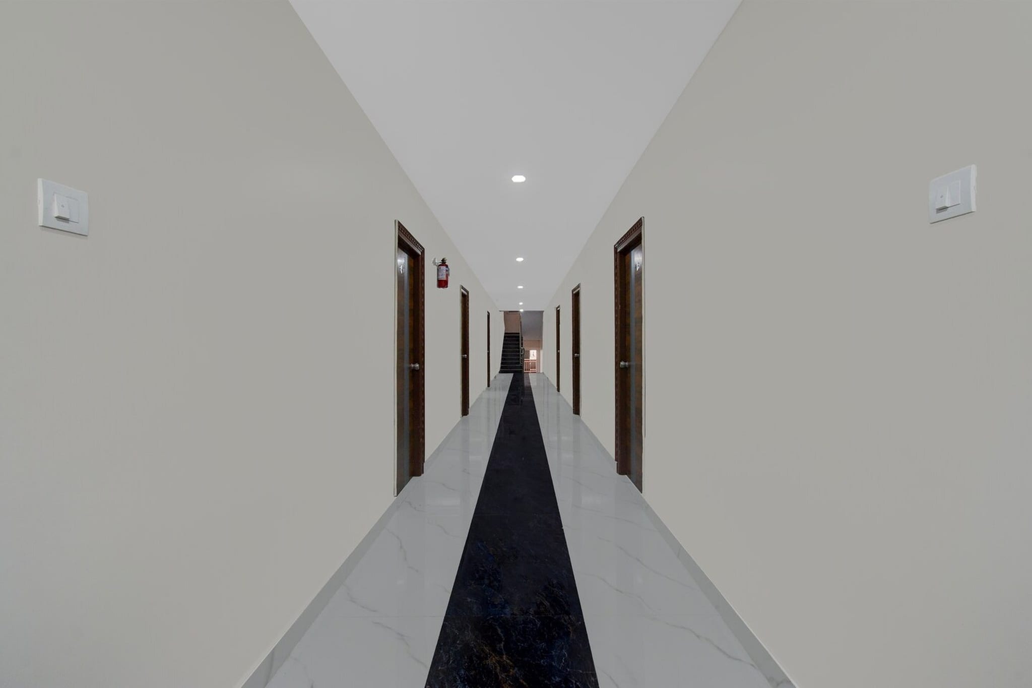 Ground floor: (bedroom(double bed, TV, seating area, air conditioning, Towels incl., telephone), bathroom(bathtub or shower, shower, washbasin, toilet, shampoo, body soap, hot water), lift)