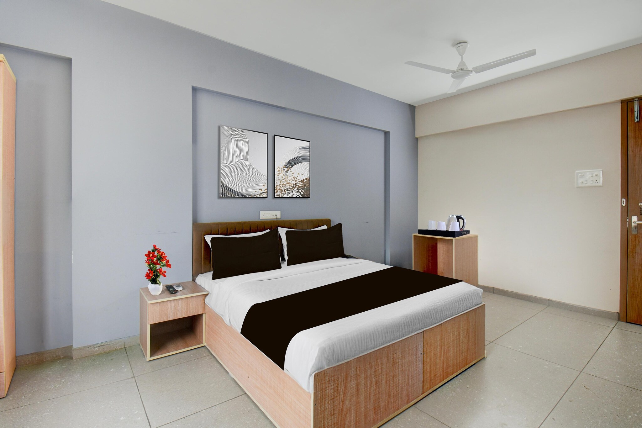 Ground floor: (bedroom(double bed, TV, seating area, air conditioning, Towels incl., telephone), bathroom(bathtub or shower, shower, washbasin, toilet, shampoo, body soap, hot water), lift)