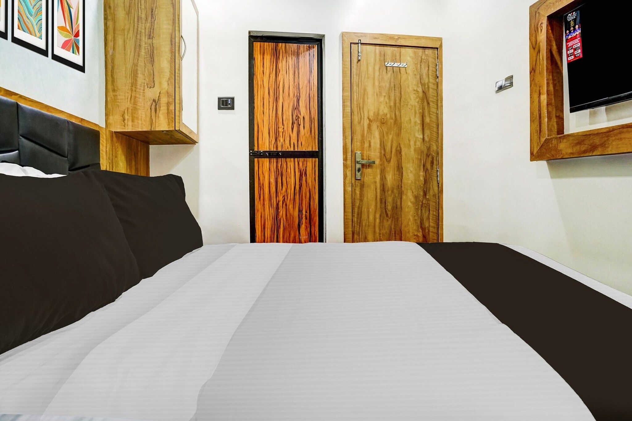 Located within 2.5 km of Juhu Beach and 5 km of Prithvi Theatre, Hotel O Santacruz Railway Junction Formerly Kharsubway provides rooms with air conditioning and a private bathroom in Mumbai. This 3-star hotel offers room service, a 24-hour front desk and free WiFi. The hotel features family rooms.

Guest rooms at the hotel are equipped with a seating area, a flat-screen TV with satellite channels and a private bathroom with free toiletries and a bath or shower. The units include a desk.

ISKCON is 6 km from Hotel O Santacruz Railway Junction Formerly Kharsubway, while Phoenix Market City Mall is 7 km away. Chhatrapati Shivaji International Mumbai Airport is 2 km from the property.

1. Unmarried couples are warmly welcome at this property.
2. Guests with local ID proof are warmly welcome.
Early Check-In Policy: A full dayâ€™s room rate will be charged for check-ins before 6:00 AM. Complimentary early check-in is available between 6:00 AM and 10:00 AM, subject to room availability.
Check-in is only available to guests aged 18 and above. Please provide a government-issued ID to confirmÂ yourÂ age.

