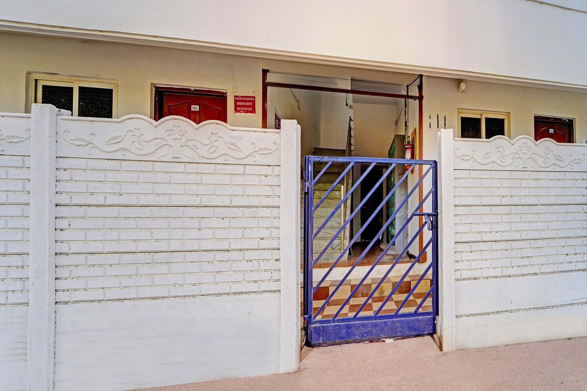 Ground floor: (bedroom(double bed, TV, seating area, air conditioning, Towels incl., telephone), bathroom(bathtub or shower, shower, washbasin, toilet, shampoo, body soap, hot water))
