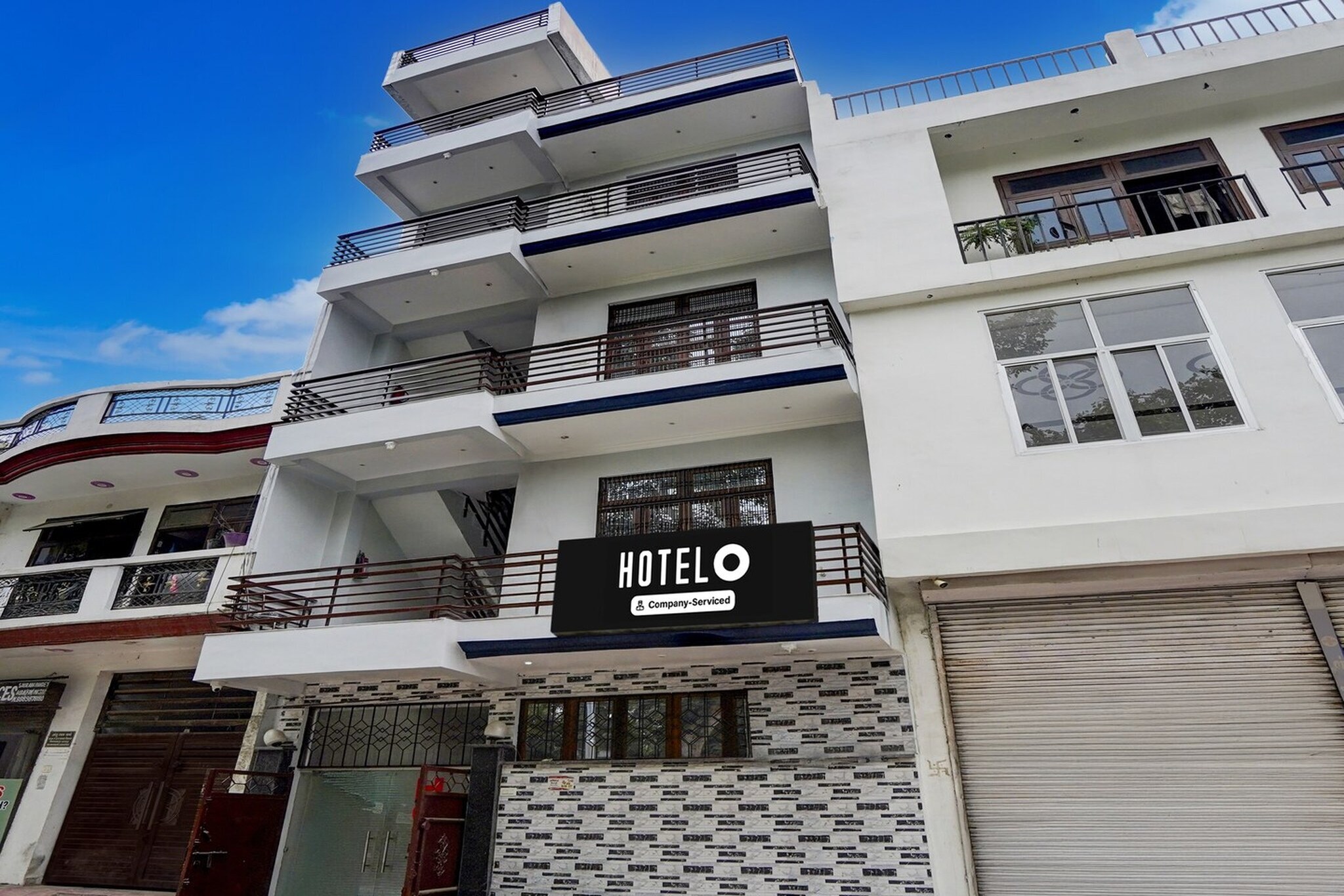Situated in Kānpur, Uttar Pradesh region, Hotel O Geeta Nagar Metro Station Formerly Mirage is located 10 km from Kānpur Central Station. This 3-star hotel offers room service and a 24-hour front desk. The hotel has family rooms.
All rooms at the hotel are fitted with a seating area, a flat-screen TV with satellite channels and a private bathroom with free toiletries and a bath or shower. Guest rooms at Hotel O Geeta Nagar Metro Station Formerly Mirage have air conditioning and a desk.
Kanpur Airport is 11 km from the property.
1. Unmarried couples are warmly welcome at this property.
2. Guests with local ID proof are warmly welcome.
Early Check-In Policy: A full day’s room rate will be charged for check-ins before 6:00 AM. Complimentary early check-in is available between 6:00 AM and 10:00 AM, subject to room availability.