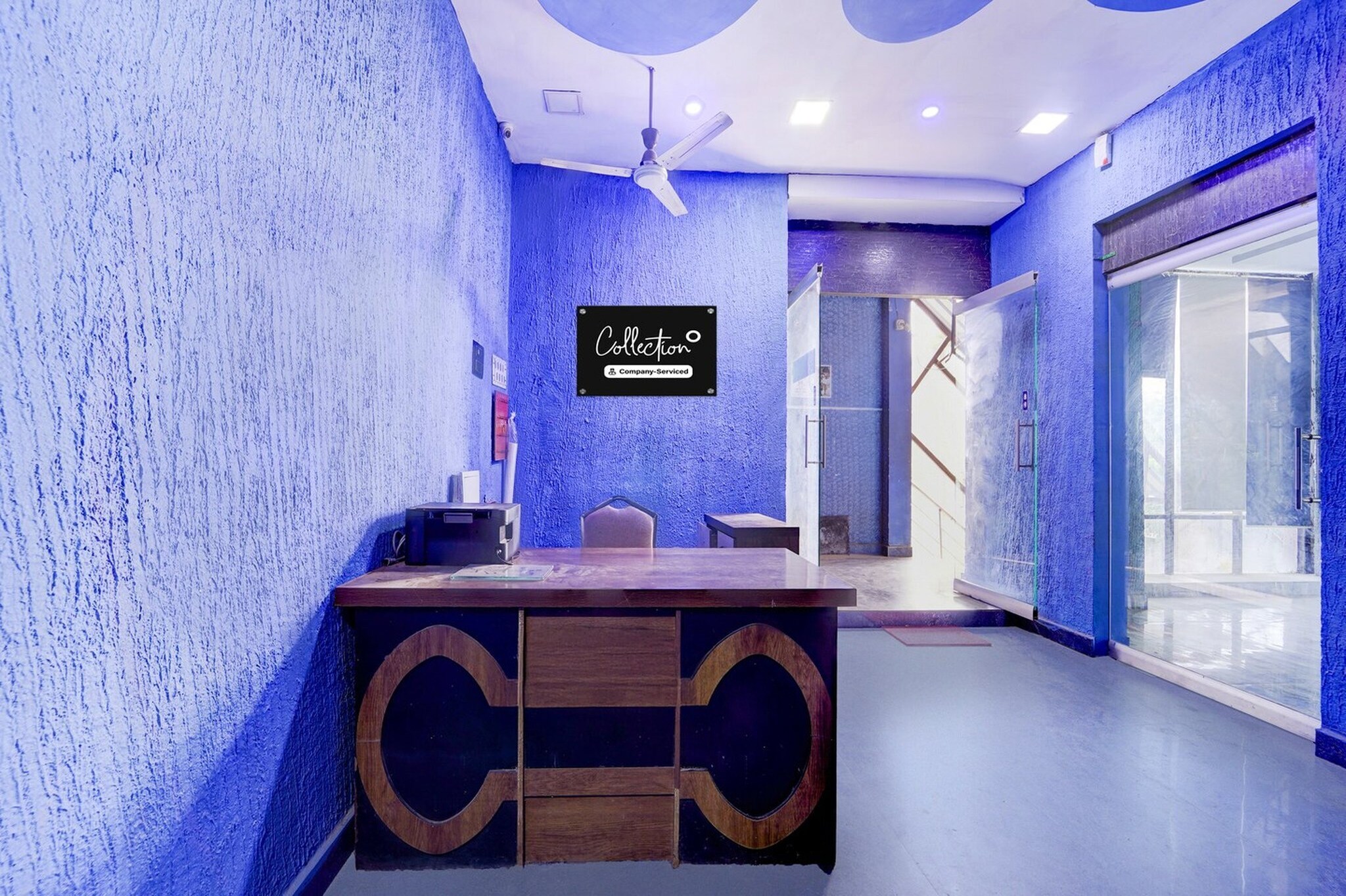 Ground floor: (bedroom(double bed, TV, seating area, air conditioning, telephone), bathroom(bathtub or shower, shower, washbasin, toilet, Towels incl., shampoo, body soap, hot water), parking, lift)