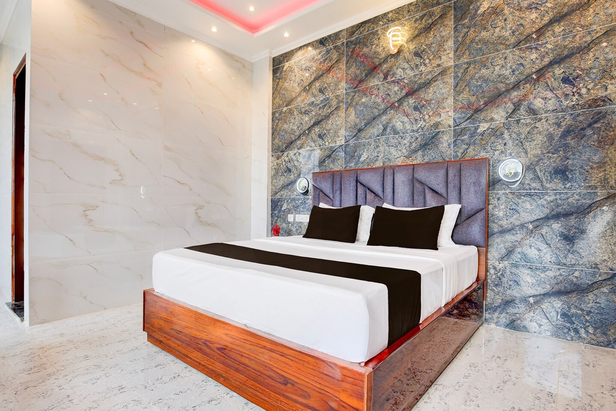 Ground floor: (bedroom(double bed, TV, seating area, air conditioning, telephone), bathroom(bathtub or shower, shower, washbasin, toilet, Towels incl., shampoo, body soap, hot water))