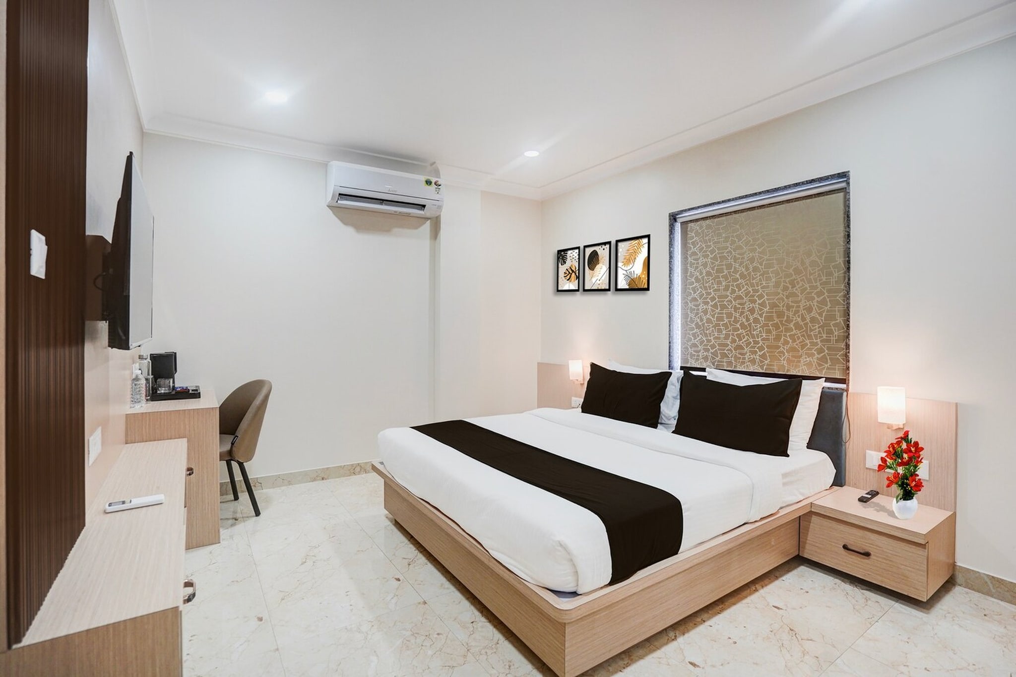 Set within 3.1 km of Dasaswamedh Ghat and 3.2 km of Kashi Vishwanath Temple, Townhouse Oak Banaras Central Railway Junction Formerly Sri Hari Inn offers rooms with air conditioning and a private bathroom in Varanasi. This 4-star hotel offers room service, a 24-hour front desk and free WiFi. The hotel features family rooms.
The units at the hotel come with a seating area, a flat-screen TV with satellite channels and a private bathroom with free toiletries and a bath or shower. All guest rooms feature a desk.
Harishchandra Ghat is 3.3 km from Townhouse Oak Banaras Central Railway Junction Formerly Sri Hari Inn, while Kedar Ghat is 3.3 km away. Lal Bahadur Shastri International Airport is 27 km from the property.
Unmarried couples are warmly welcome at this property.
Guests with local ID proof are warmly welcome.
Early Check-In Policy: A full day’s room rate will be charged for check-ins before 6:00 AM. Complimentary early check-in is available between 6:00 AM and 10:00 AM, subject to room availability.
Check-in is only available to guests aged 18 and above. Please provide a government-issued ID to confirm your age.
