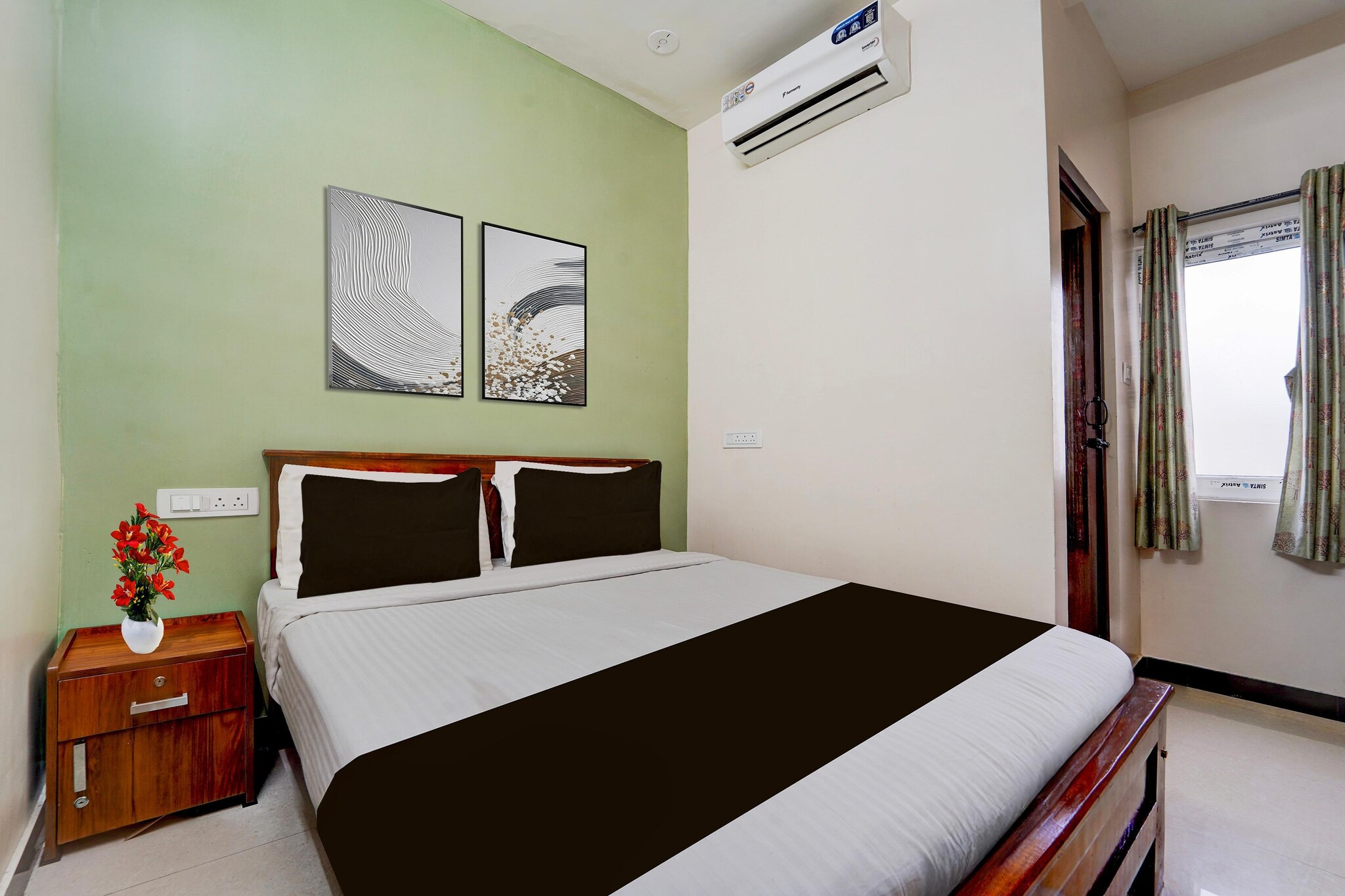 Ground floor: (bedroom(double bed, TV, seating area, air conditioning, telephone), bathroom(bathtub or shower, shower, washbasin, toilet, Towels incl., shampoo, body soap, hot water))