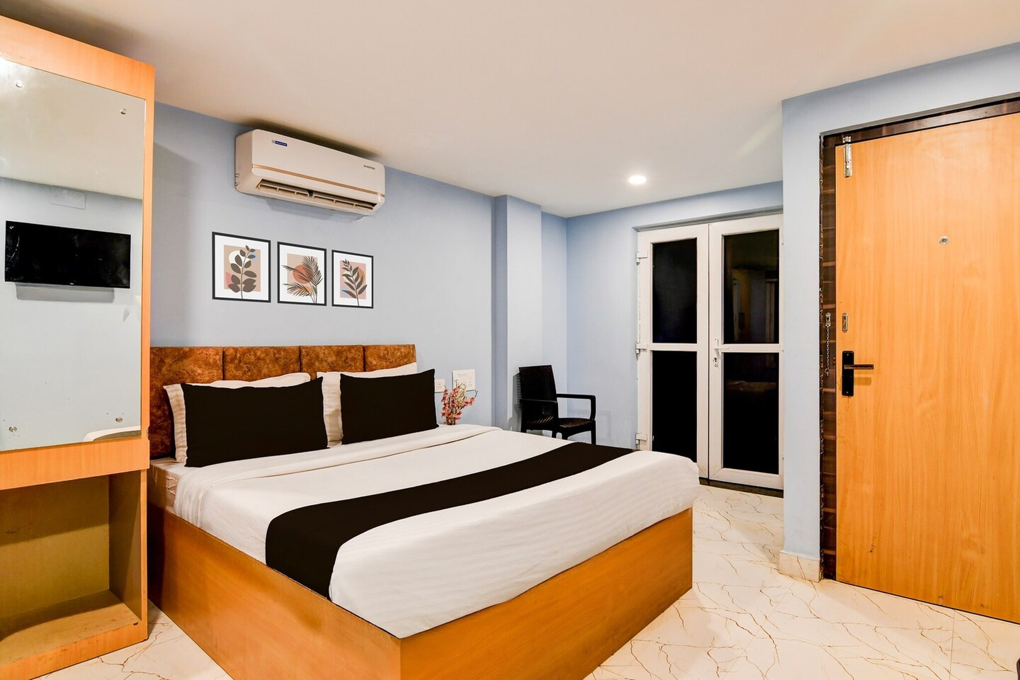 Situated within 8.8 km of Jagannath Temple and 45 km of Konark Sun Temple, Townhouse Lighthouse Beach Puri Formerly Hotel Aura features rooms with air conditioning and a private bathroom in Puri. This 4-star hotel offers room service, a 24-hour front desk and free WiFi. The hotel has family rooms.
All rooms at the hotel are fitted with a seating area, a flat-screen TV with satellite channels and a private bathroom with free toiletries and a bath or shower. Guest rooms have a desk.
Biju Patnaik International Airport is 64 km from the property.
Unmarried couples are warmly welcome at this property.
Guests with local ID proof are warmly welcome.
Early Check-In Policy: A full day’s room rate will be charged for check-ins before 6:00 AM. Complimentary early check-in is available between 6:00 AM and 10:00 AM, subject to room availability.
Check-in is only available to guests aged 18 and above. Please provide a government-issued ID to confirm your age.