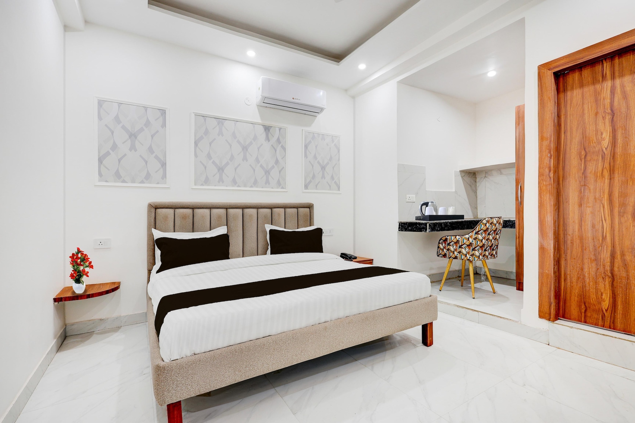 Townhouse Sarai Metro Station Formerly Palla is situated in Faridabad, within 10 km of Tughlaqabad Fort and 17 km of Qutub Minar. With a restaurant, the 3-star hotel has air-conditioned rooms with free WiFi, each with a private bathroom. The accommodation features room service, a 24-hour front desk and luggage storage for guests.

The rooms at the hotel are fitted with a seating area and a flat-screen TV with satellite channels. All guest rooms have a desk.

Humayun's Tomb is 18 km from Townhouse Sarai Metro Station Formerly Palla, while India Gate is 20 km from the property. Delhi International Airport is 27 km away.

Unmarried couples are warmly welcome at this property.
Guests with local ID proof are warmly welcome.
Early Check-In Policy: A full day’s room rate will be charged for check-ins before 6:00 AM. Complimentary early check-in is available between 6:00 AM and 10:00 AM, subject to room availability.
Check-in is only available to guests aged 18 and above. Please provide a government-issued ID to confirm your age.
