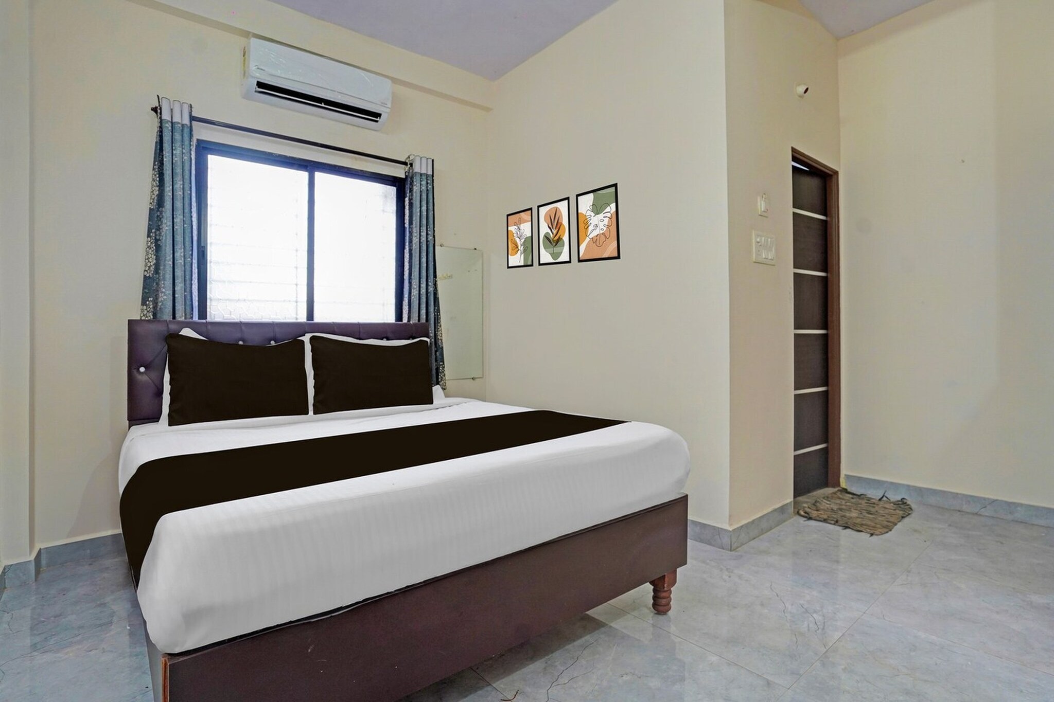 Situated within 5.6 km of Vidarbha Cricket Association Stadium and 4.8 km of Nagpur Railway Station, Hotel O CRPF Crossway Formerly V7 Inn Service Apartment features rooms with air conditioning and a private bathroom in Nagpur. Among the facilities at this property are room service and a 24-hour front desk, along with free WiFi throughout the property. The property is non-smoking and is set 5.9 km from Zero Mile Stone Nagpur.
The rooms at the hotel are fitted with a seating area, a flat-screen TV with satellite channels and a private bathroom with free toiletries and a bath or shower. All units have a desk.
Sitabuldi Fort is 5.9 km from Hotel O CRPF Crossway Formerly V7 Inn Service Apartment, while Shri Swaminarayan Temple is 7 km from the property. Dr. Babasaheb Ambedkar International Airport is 12 km away.
Unmarried couples are warmly welcome at this property.
Guests with local ID proof are warmly welcome.
Early Check-In Policy: A full day’s room rate will be charged for check-ins before 6:00 AM. Complimentary early check-in is available between 6:00 AM and 10:00 AM, subject to room availability.
Check-in is only available to guests aged 18 and above. Please provide a government-issued ID to confirm your age.