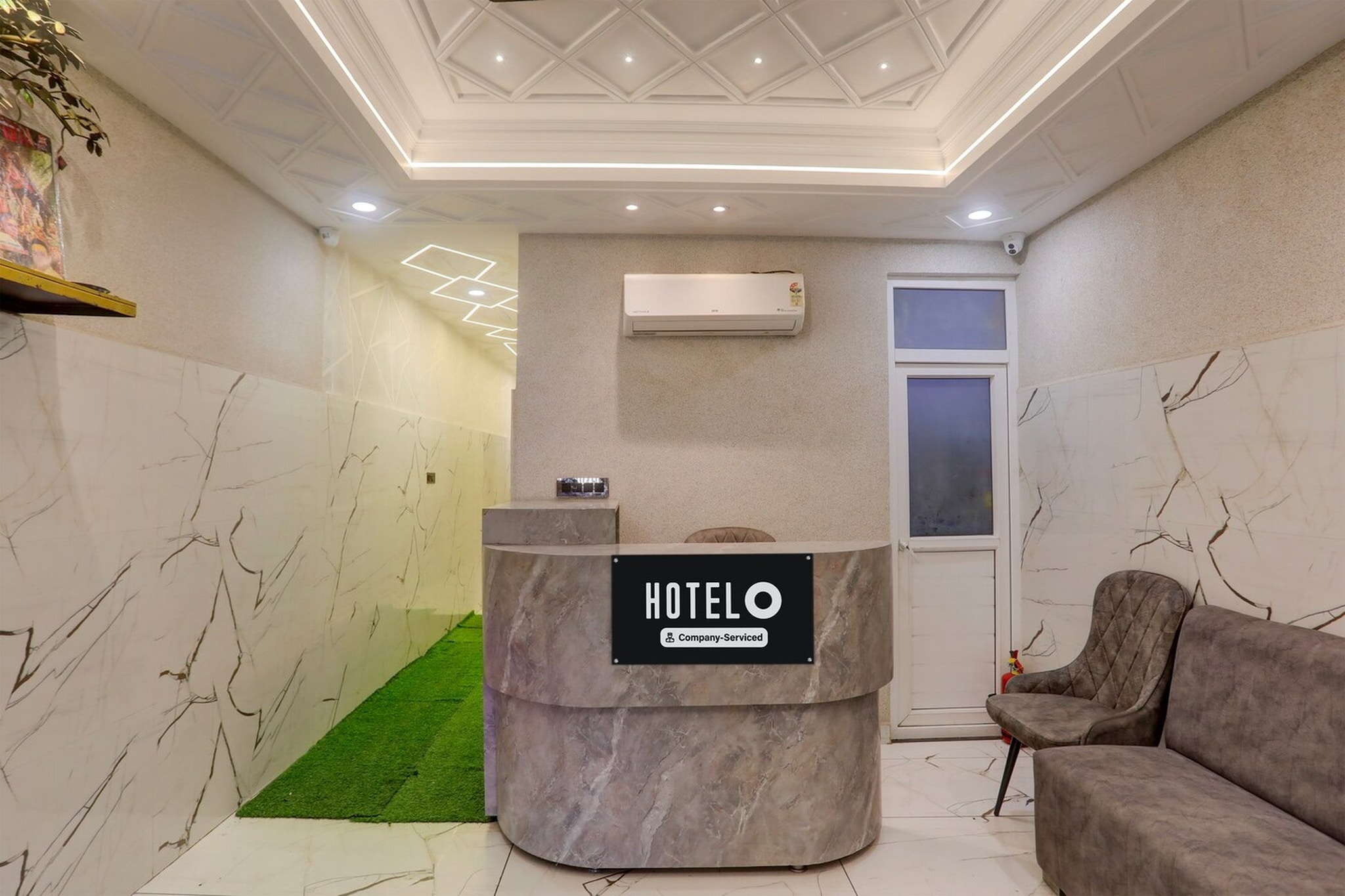 Ground floor: (bedroom(double bed, TV, seating area, air conditioning, telephone), bathroom(bathtub or shower, shower, washbasin, toilet, Towels incl., shampoo, body soap, hot water))