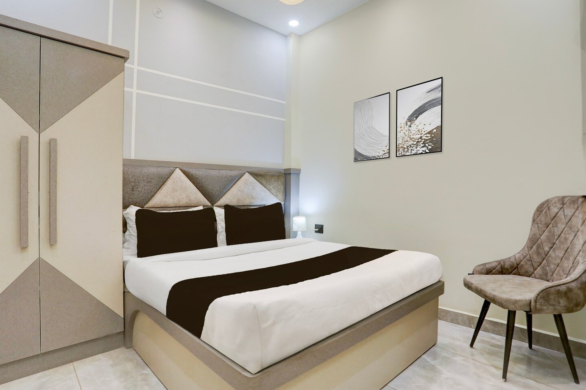 Set within 1.9 km of Faizabad Railway Station and 8.2 km of Ram Mandir, Hotel O Maharshi Valmiki International Airport Formerly Gaurav Inn offers rooms with air conditioning and a private bathroom in Ayodhya. With free WiFi, this 3-star hotel offers room service and a 24-hour front desk. The hotel has family rooms.

All guest rooms at the hotel come with a seating area, a flat-screen TV with satellite channels and a private bathroom with free toiletries and a bath or shower. The rooms feature a desk.

Ayodhya Airport is 1 km from the property.


Unmarried couples are warmly welcome at this property.

Guests with local ID proof are warmly welcome.

Early Check-In Policy: A full day’s room rate will be charged for check-ins before 6:00 AM. Complimentary early check-in is available between 6:00 AM and 10:00 AM, subject to room availability.
Check-in is only available to guests aged 18 and above. Please provide a government-issued ID to confirm your age.


 
