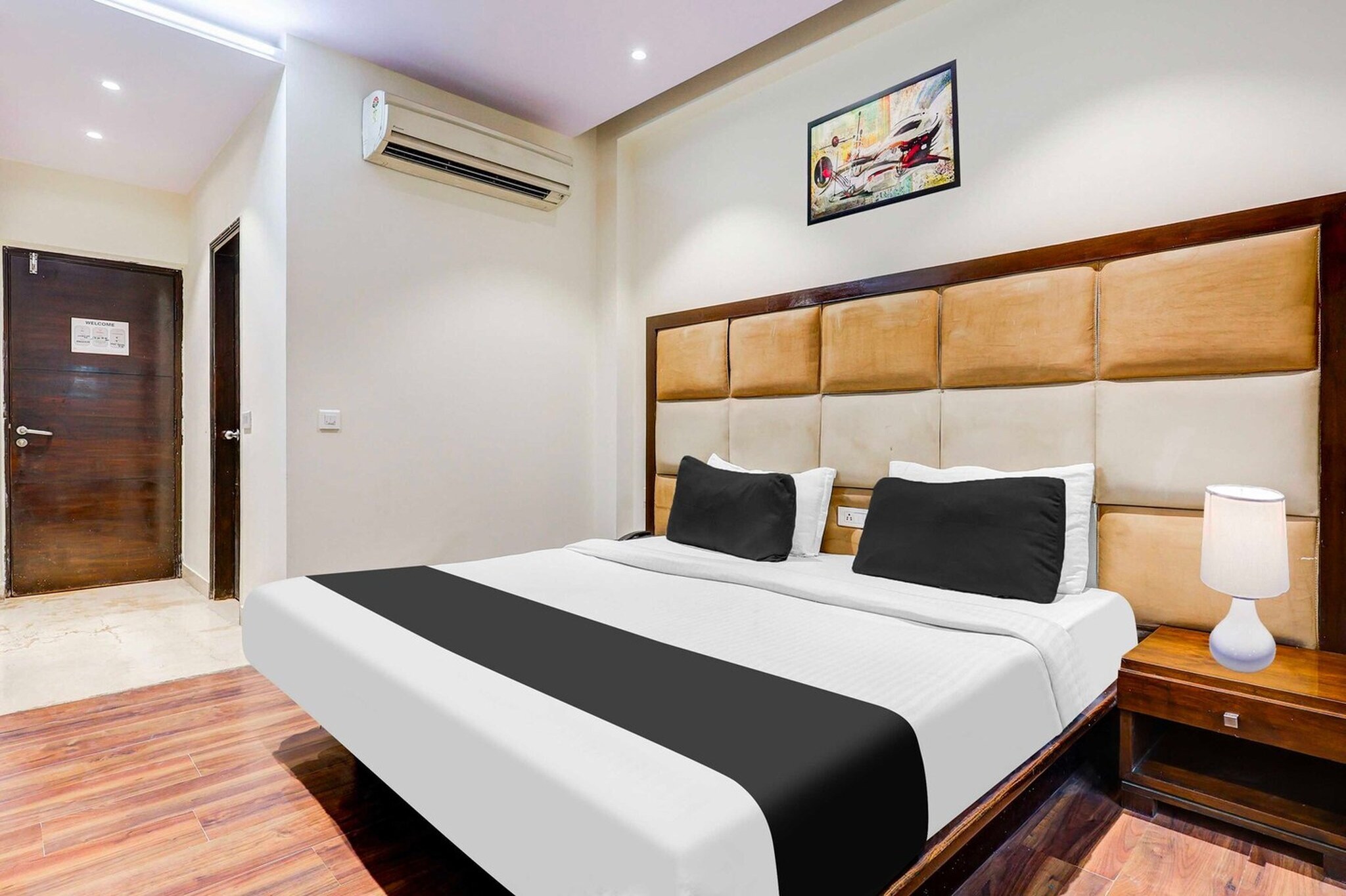 Ground floor: (bedroom(double bed, TV, seating area, air conditioning, telephone), bathroom(bathtub or shower, shower, washbasin, toilet, Towels incl., shampoo, body soap, hot water), parking)