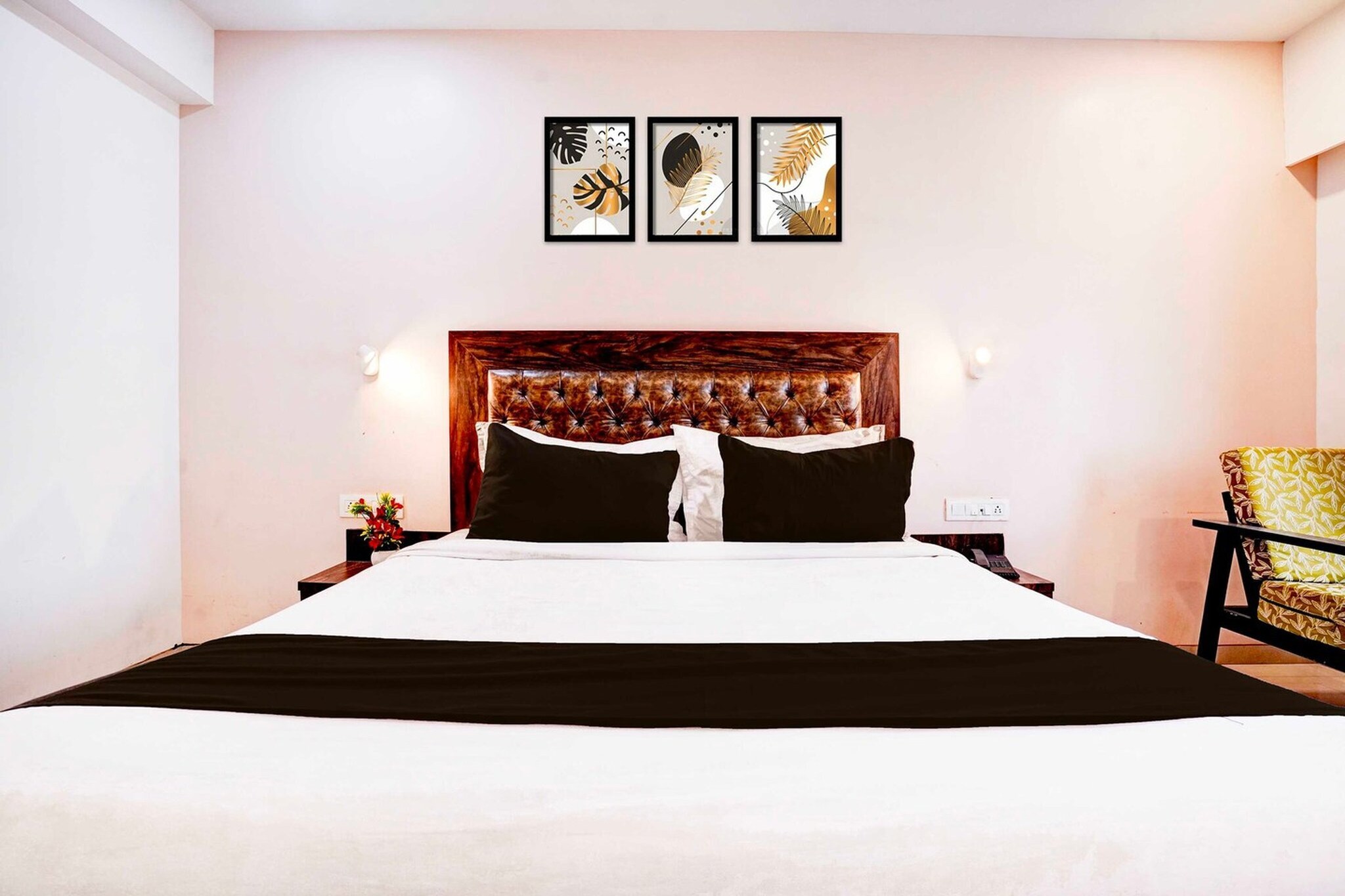 Ground floor: (bedroom(double bed, TV, seating area, air conditioning, telephone), bathroom(bathtub or shower, shower, washbasin, toilet, Towels incl., shampoo, body soap, hot water), parking, lift)