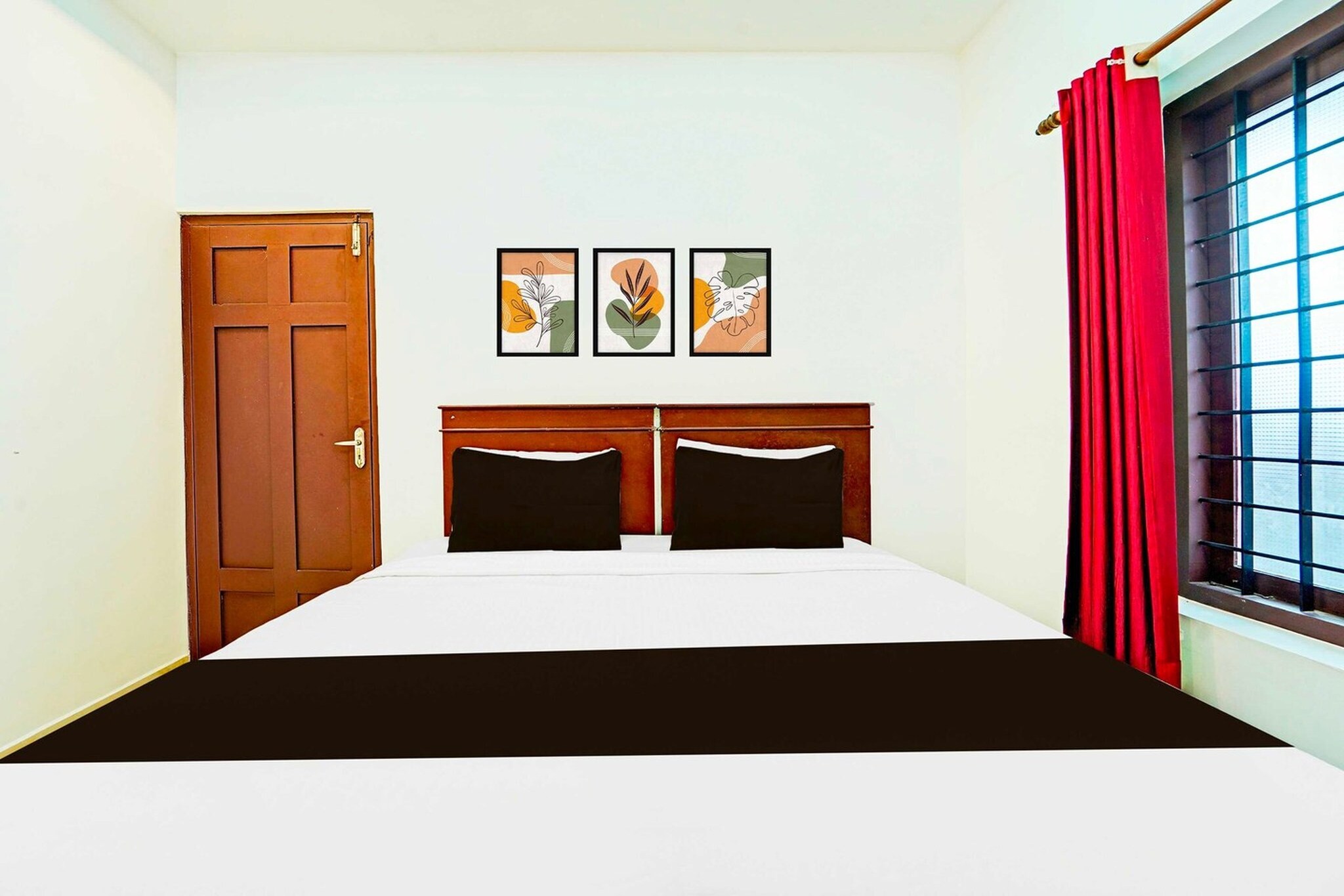 Ground floor: (bedroom(double bed, TV, seating area, air conditioning, telephone), bathroom(bathtub or shower, shower, washbasin, toilet, Towels incl., shampoo, body soap, hot water), Parking)