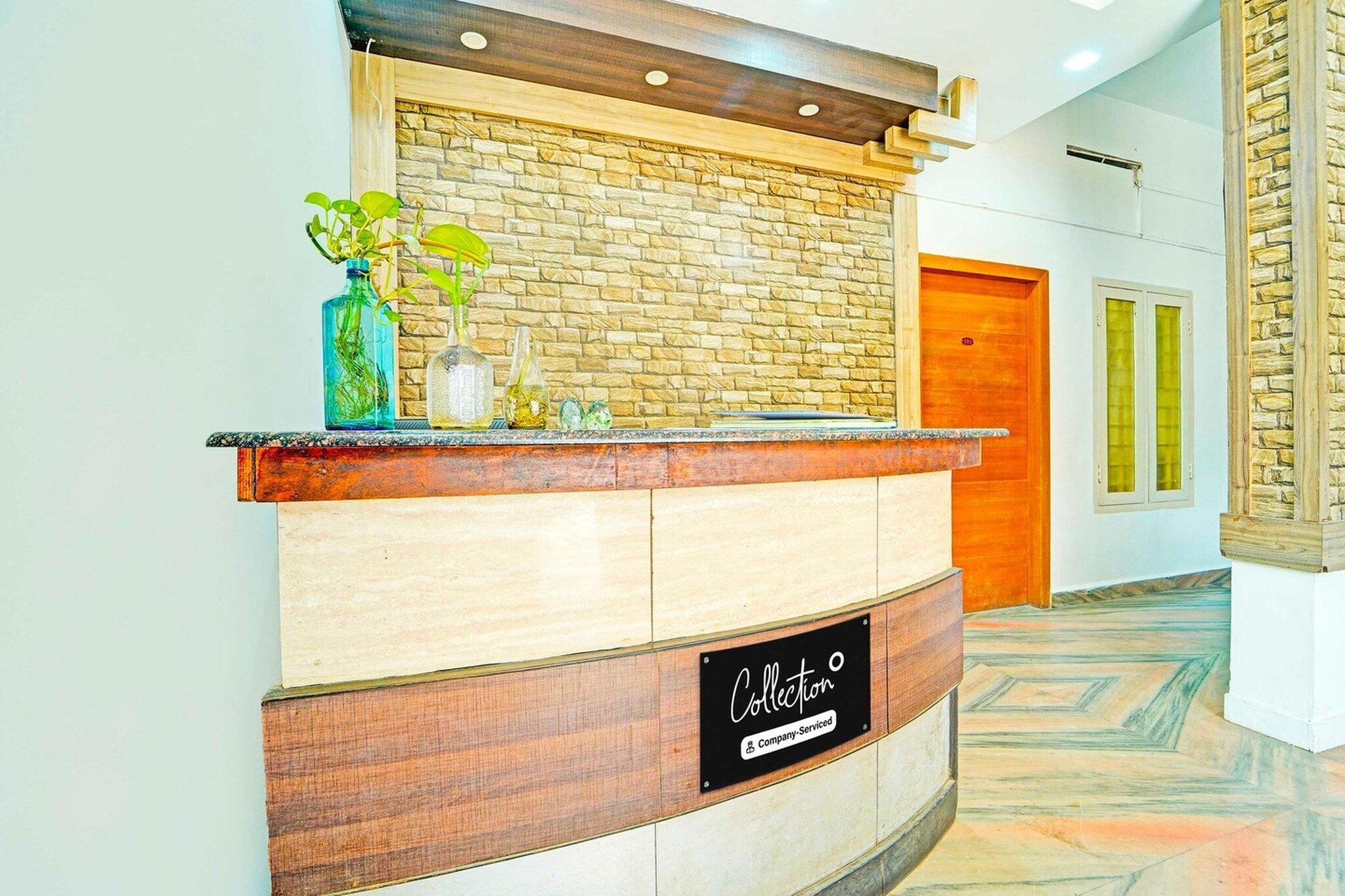 Located within 5.2 km of Cochin Shipyard and 1 km of National Stock Exchange Of India, Collection O SRM Road Kochi provides rooms with air conditioning and a private bathroom in Cochin. With free WiFi, this 3-star hotel offers room service and a 24-hour front desk. The hotel features family rooms.

Guest rooms at the hotel are equipped with a seating area, a flat-screen TV with satellite channels and a private bathroom with free toiletries and a bath or shower. The rooms include a desk.

Jawaharlal Nehru Stadium is 2.4 km from Collection O SRM Road Kochi, while High Court of Kerala is 2.6 km away. Cochin International Airport is 25 km from the property.


Unmarried couples are warmly welcome at this property.
Guests with local ID proof are warmly welcome.

Early Check-In Policy: A full day’s room rate will be charged for check-ins before 6:00 AM. Complimentary early check-in is available between 6:00 AM and 10:00 AM, subject to room availability.
Check-in is only available to guests aged 18 and above. Please provide a government-issued ID to confirm your age.



