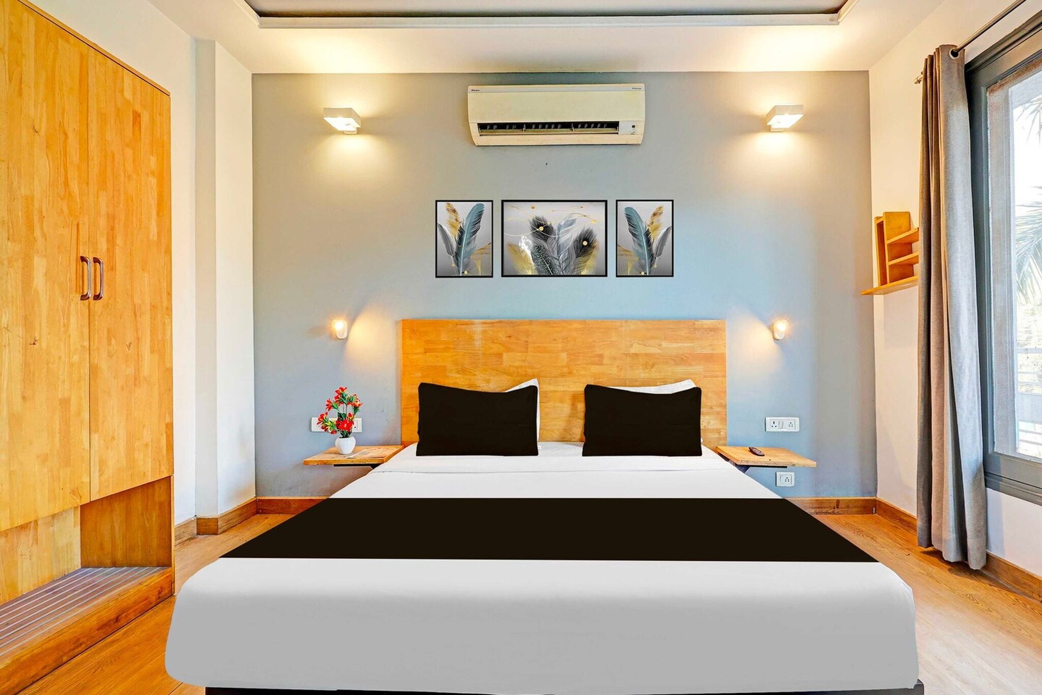 Ground floor: (bedroom(double bed, TV, seating area, air conditioning, telephone), bathroom(bathtub or shower, shower, washbasin, toilet, Towels incl., shampoo, body soap, hot water), Parking)