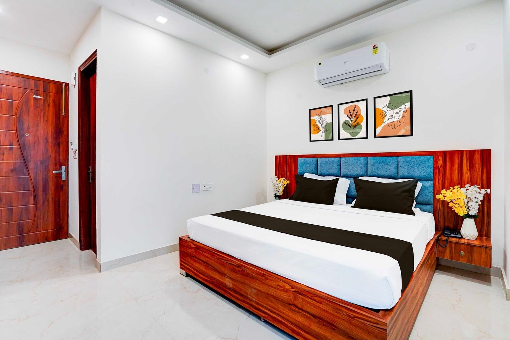 Located within 18 km of Swaminarayan Akshardham and 20 km of Tughlaqabad Fort, Collection O Sector 93 Noida Expressway provides rooms with air conditioning and a private bathroom in Noida. This 3-star hotel offers room service, a 24-hour front desk and free WiFi. The hotel features family rooms.

Guest rooms at the hotel are equipped with a seating area, a flat-screen TV with satellite channels and a private bathroom with free toiletries and a bath or shower. All rooms include a desk.

Humayun's Tomb is 21 km from Collection O Sector 93 Noida Expressway, while National Gandhi Museum is 23 km away. Hindon Airport is 24 km from the property.


Unmarried couples are warmly welcome at this property.
Guests with local ID proof are warmly welcome.
Early Check-In Policy: A full day’s room rate will be charged for check-ins before 6:00 AM. Complimentary early check-in is available between 6:00 AM and 10:00 AM, subject to room availability.
Check-in is only available to guests aged 18 and above. Please provide a government-issued ID to confirm your age.


 

