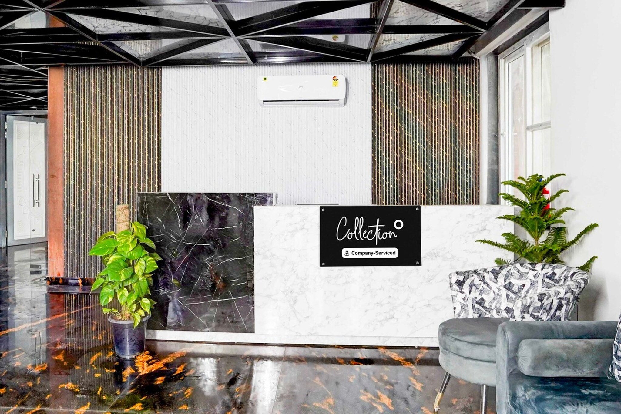 Ground floor: (bedroom(double bed, TV, seating area, air conditioning, telephone), bathroom(bathtub or shower, shower, washbasin, toilet, Towels incl., shampoo, body soap, hot water), parking)
