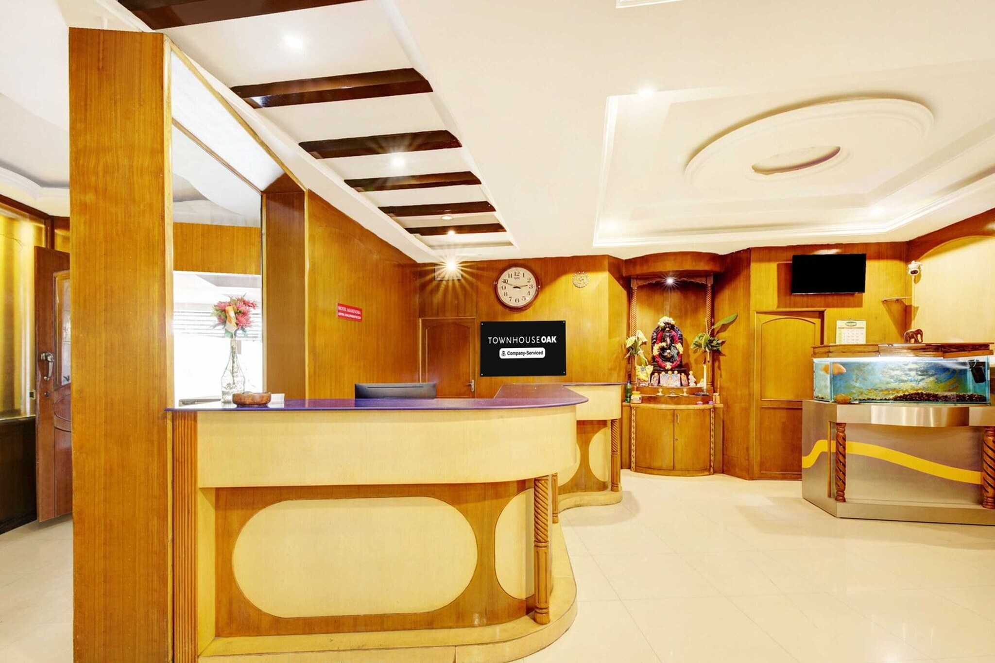 Ground floor: (bedroom(double bed, TV, seating area, air conditioning, telephone), bathroom(bathtub or shower, shower, washbasin, toilet, Towels incl., shampoo, body soap, hot water), parking)