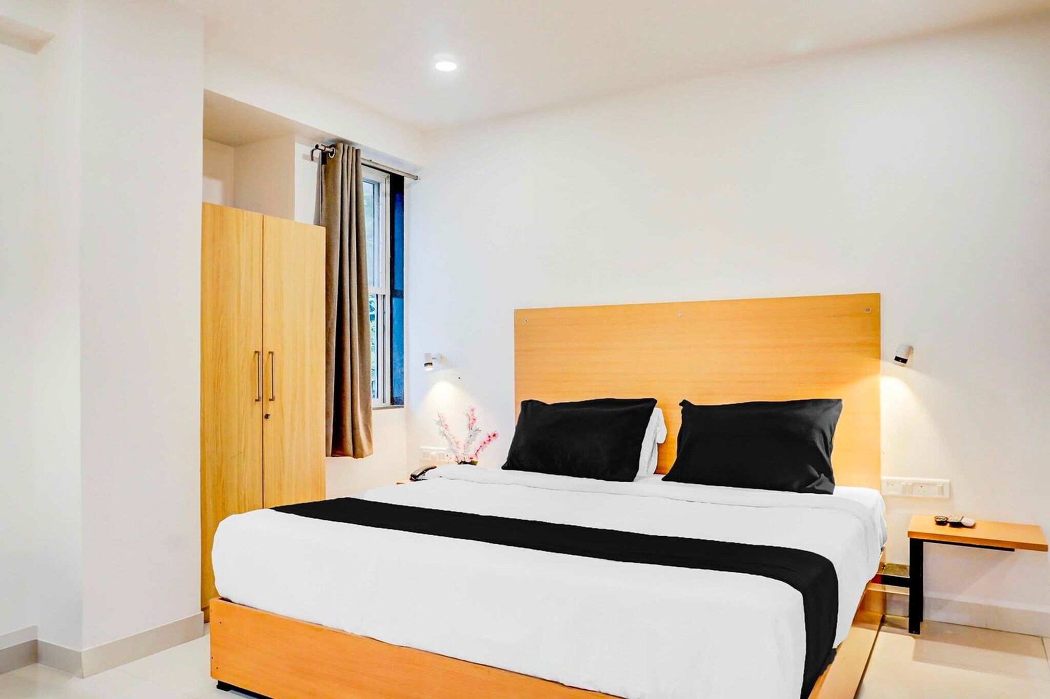 Located within 8.1 km of Darshan Museum and 8.7 km of Pune Railway Station, Townhouse Oak Hadapsar Sahyadri Hospital provides rooms with air conditioning and a private bathroom in Mundhva. Among the facilities at this property are room service and a 24-hour front desk, along with free WiFi throughout the property. The hotel features family rooms.
Guest rooms at the hotel are equipped with a seating area, a flat-screen TV with satellite channels and a private bathroom with free toiletries and a bath or shower. All rooms include a desk.
Raja Dinkar Kelkar Museum is 10 km from Townhouse Oak Hadapsar Sahyadri Hospital, while Bund Garden is 11 km away. Pune International Airport is 10 km from the property.
Unmarried couples are warmly welcome at this property.
Guests with local ID proof are warmly welcome.
Early Check-In Policy: A full day’s room rate will be charged for check-ins before 6:00 AM. Complimentary early check-in is available between 6:00 AM and 10:00 AM, subject to room availability.
Check-in is only available to guests aged 18 and above. Please provide a government-issued ID to confirm your age.