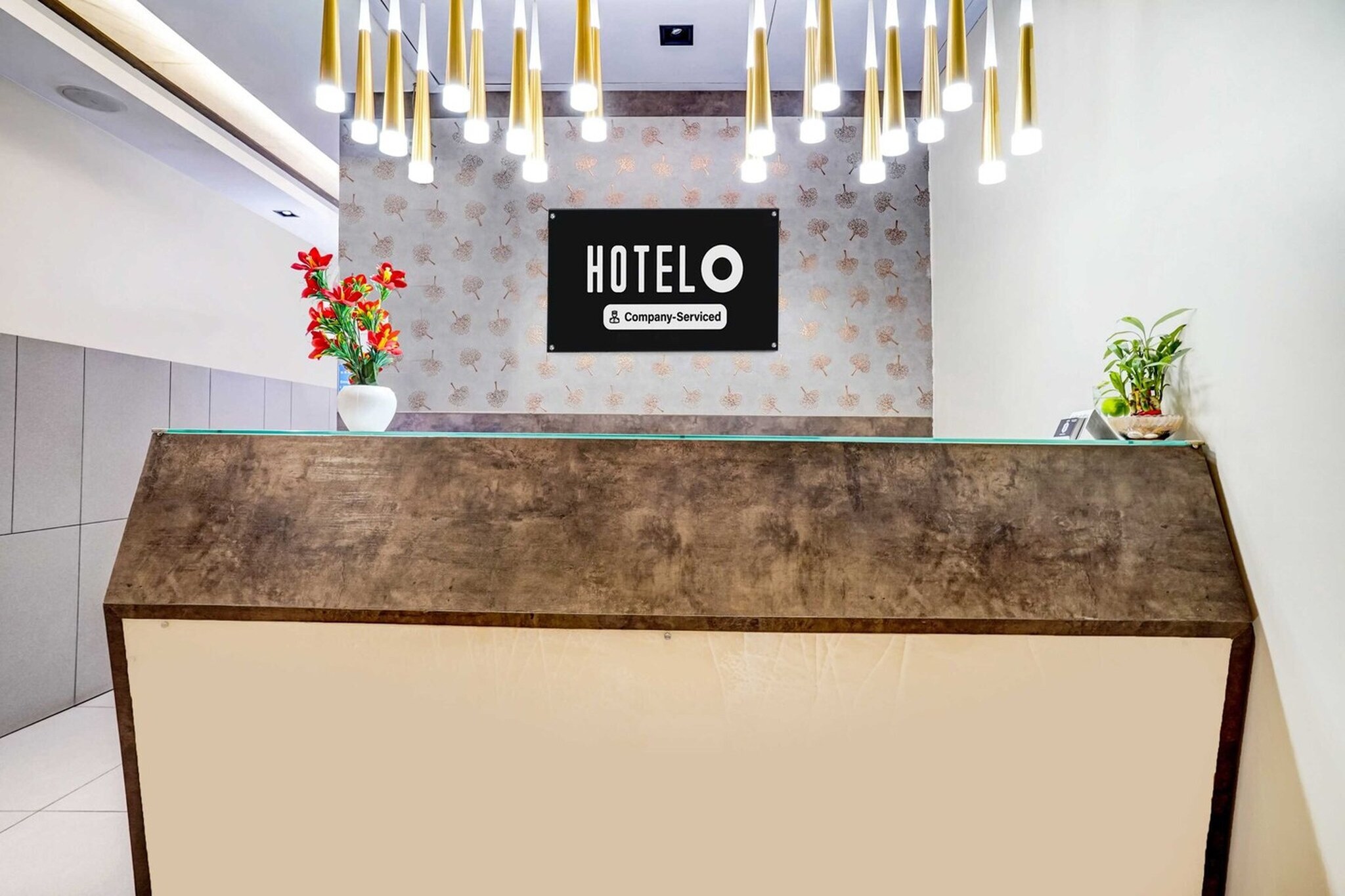 Ground floor: (bedroom(double bed, TV, seating area, air conditioning, telephone), bathroom(bathtub or shower, shower, washbasin, toilet, Towels incl., shampoo, body soap, hot water), parking)