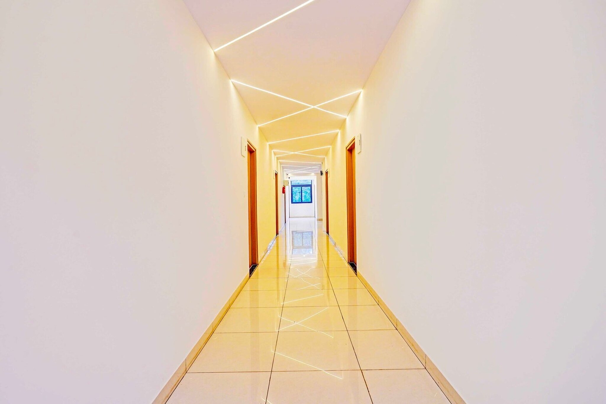 Ground floor: (bedroom(double bed, TV, seating area, air conditioning, telephone), bathroom(bathtub or shower, shower, washbasin, toilet, Towels incl., shampoo, body soap, hot water), parking)