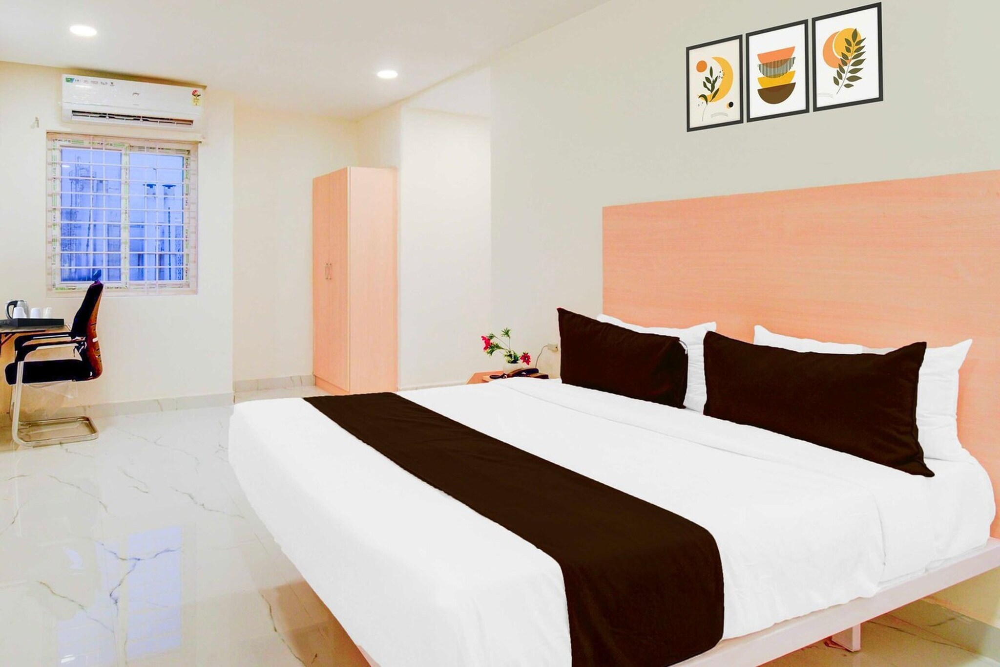 Ground floor: (bedroom(double bed, TV, seating area, air conditioning, telephone), bathroom(bathtub or shower, shower, washbasin, toilet, Towels incl., shampoo, body soap, hot water))