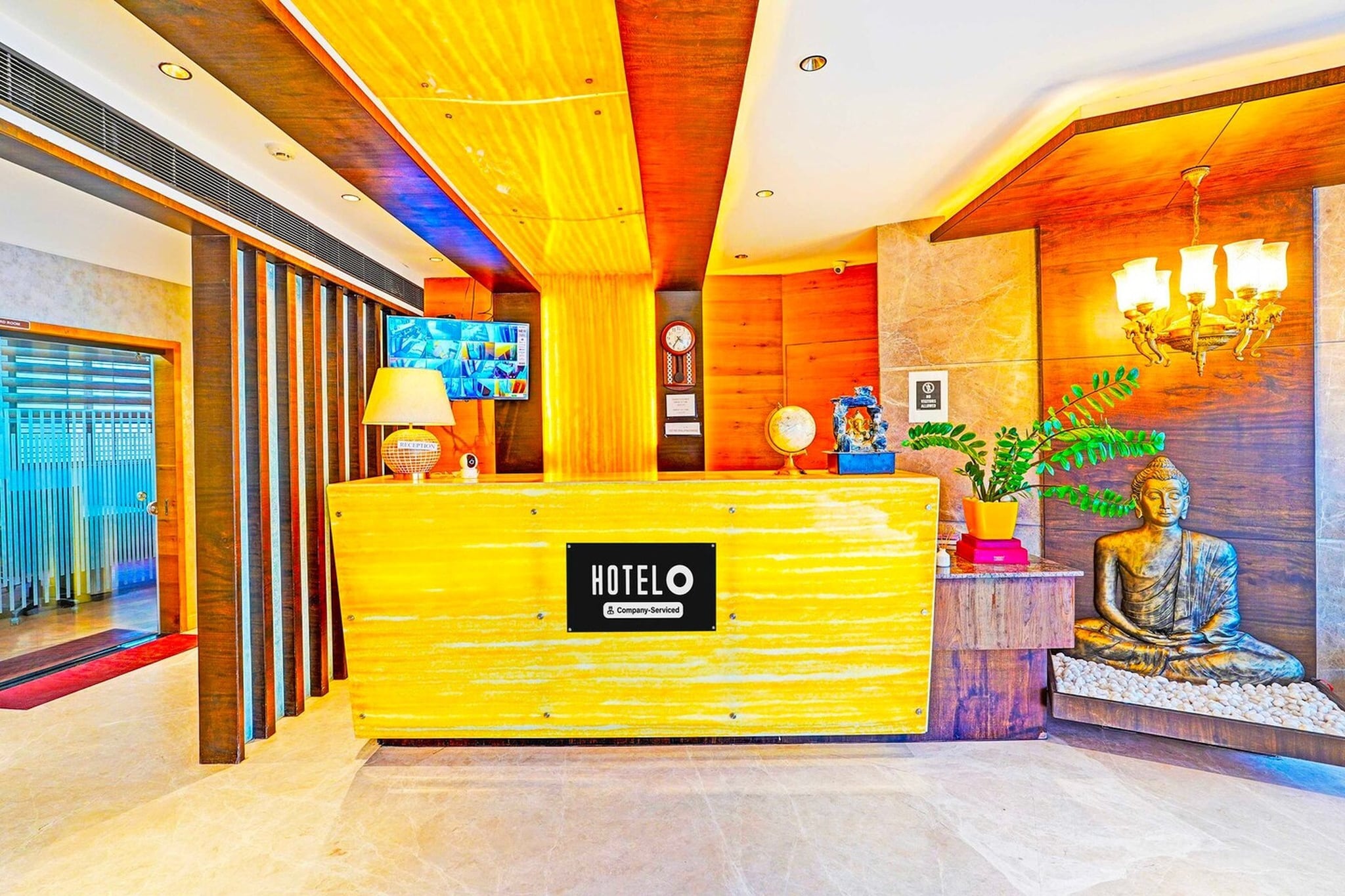 Ground floor: (bedroom(double bed, TV, seating area, air conditioning, telephone), bathroom(bathtub or shower, shower, washbasin, toilet, Towels incl., shampoo, body soap, hot water), Parking, lift)