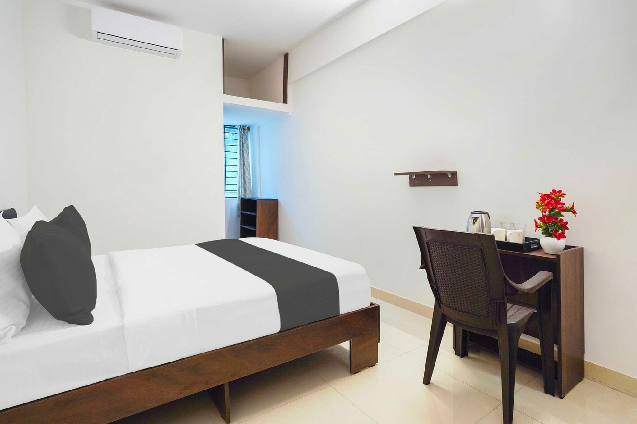 Ground floor: (bedroom(double bed, TV, seating area, air conditioning, telephone), bathroom(bathtub or shower, shower, washbasin, toilet, Towels incl., shampoo, body soap, hot water), parking, lift)