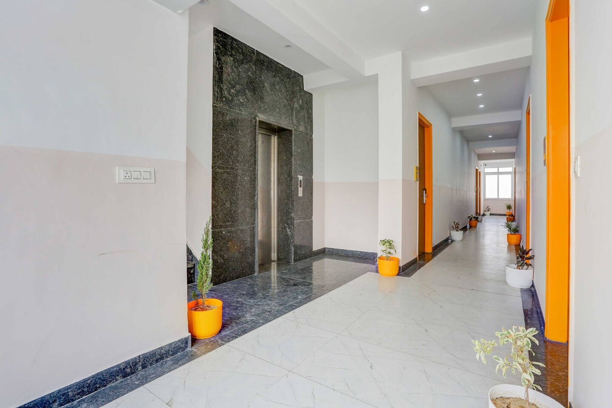 Ground floor: (bedroom(double bed, TV, seating area, air conditioning, telephone), bathroom(bathtub or shower, shower, washbasin, toilet, Towels incl., shampoo, body soap, hot water), parking)