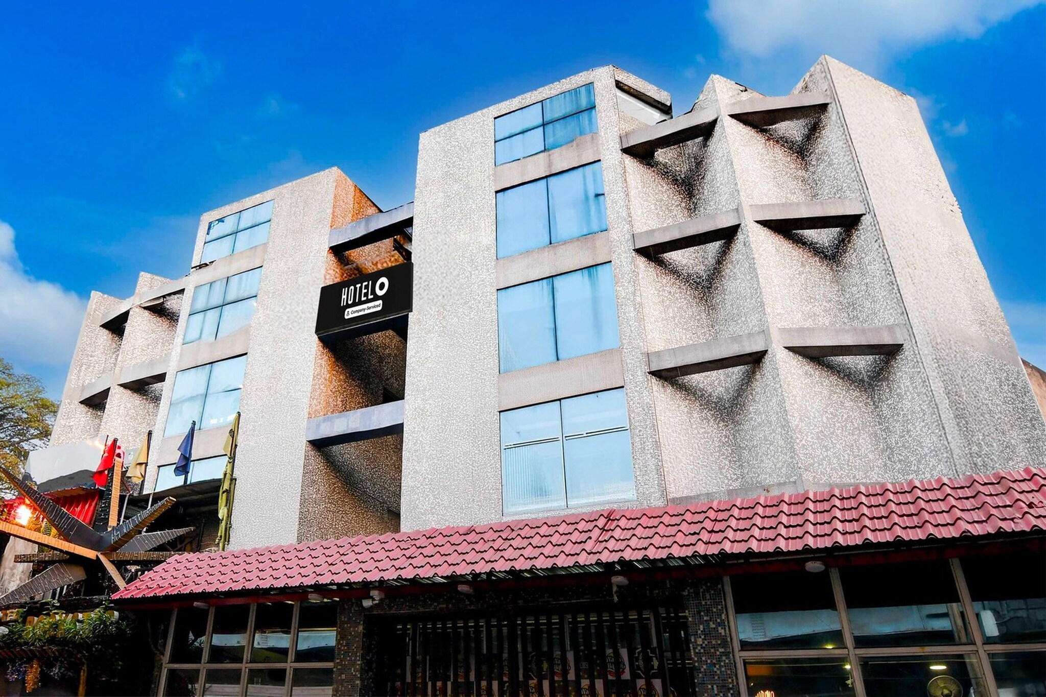 Set within 1.8 km of Nandan and 3.4 km of Victoria Memorial, Hotel O Circus Avenue Road offers rooms with air conditioning and a private bathroom in Kolkata. This 3-star hotel offers room service, a 24-hour front desk and free WiFi. The hotel has family rooms.

All guest rooms at the hotel come with a seating area, a flat-screen TV with satellite channels and a private bathroom with free toiletries and a bath or shower. The rooms feature a desk.

Indian Museum is 1.7 km from Hotel O Circus Avenue Road, while Park Street Metro Station is 4.9 km from the property. Netaji Subhash Chandra Bose International Airport is 21 km away.

Foreign Guests Restricted: Apologies, but we are currently unable to host foreign nationals at this property.
Early Check-In Policy: A full day’s room rate will be charged for check-ins before 6:00 AM. Complimentary early check-in is available between 6:00 AM and 10:00 AM, subject to room availability.
Check-in is only available to guests aged 18 and above. Please provide a government-issued ID to confirm your age.



