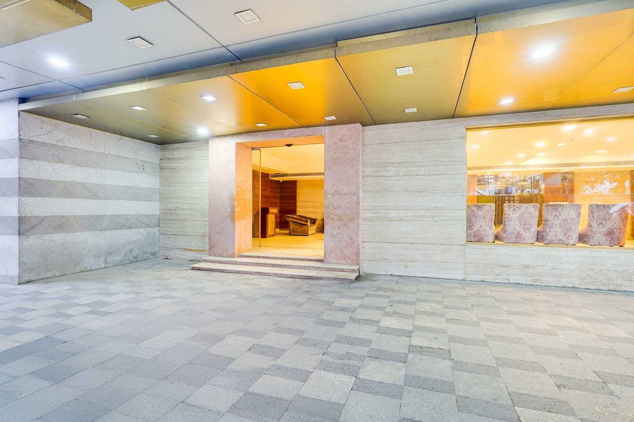 Ground floor: (bedroom(double bed, TV, seating area, air conditioning, telephone), bathroom(bathtub or shower, shower, washbasin, toilet, Towels incl., shampoo, body soap, hot water), parking, lift)