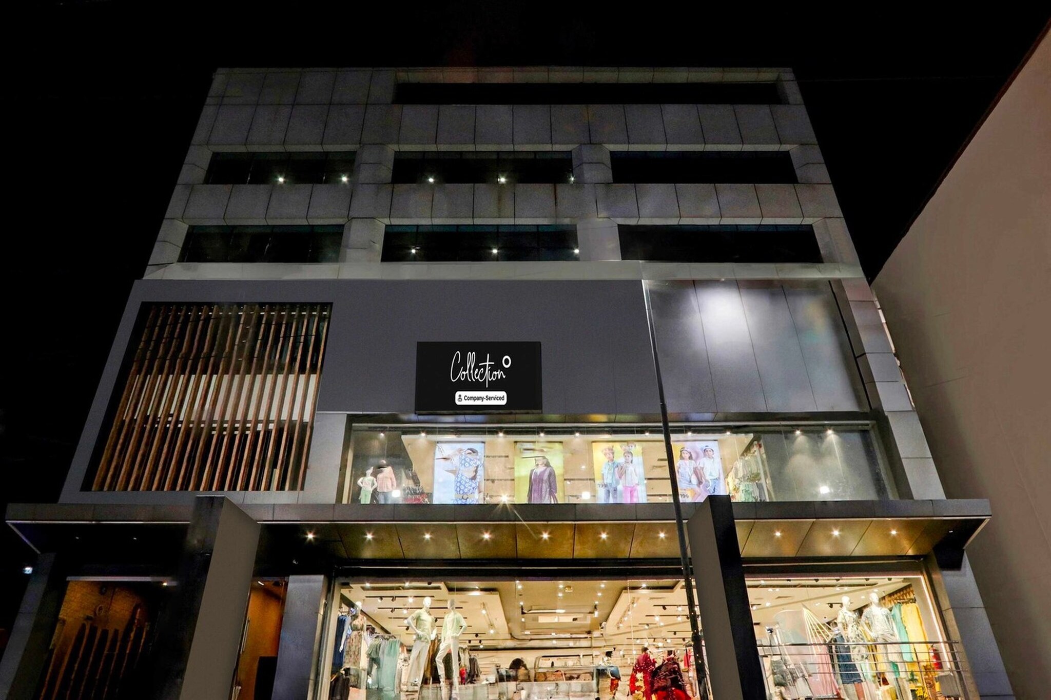 Ground floor: (bedroom(double bed, TV, seating area, air conditioning, telephone), bathroom(bathtub or shower, shower, washbasin, toilet, Towels incl., shampoo, body soap, hot water), Parking)