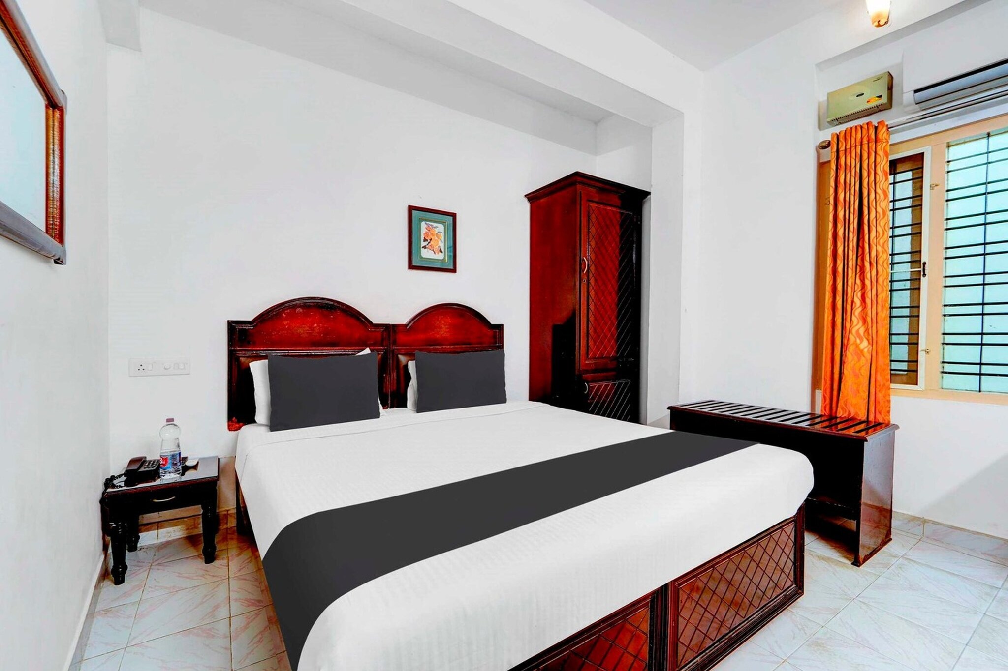Comfortable Accommodations: Hotel O Chalai Bazaar Near Railway Station in Trivandrum offers family rooms with air-conditioning, private bathrooms, work desks, and seating areas. Each room includes free WiFi, a TV, and free toiletries.
Convenient Facilities: Guests benefit from a 24-hour front desk, housekeeping service, room service, and luggage storage. Additional amenities include a work desk, seating area, tiled floors, and a wardrobe.
Prime Location: Located 5 km from Thiruvananthapuram International Airport, the hotel is near Sree Padmanabhaswamy Temple (15-minute walk), Pazhavangadi Ganapthy Temple (700 metres), and Trivandrum Railway Station (13-minute walk).
Early Check-In Policy: A full day’s room rate will be charged for check-ins before 6:00 AM. Complimentary early check-in is available between 6:00 AM and 10:00 AM, subject to room availability.
Check-in is only available to guests aged 18 and above. Please provide a government-issued ID to confirm your age.