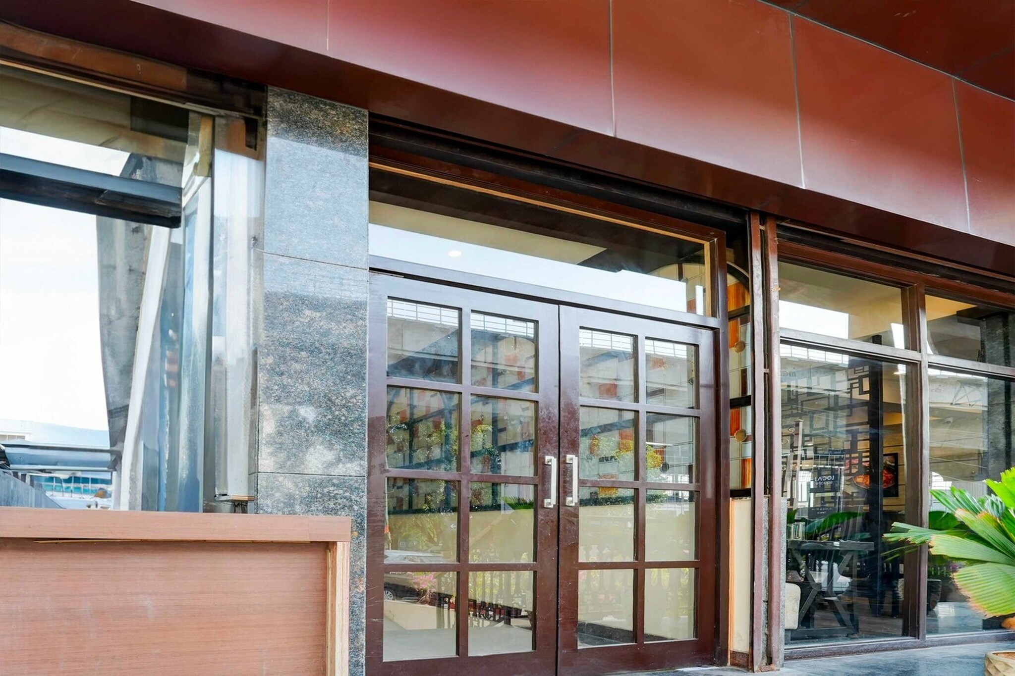 Ground floor: (bedroom(double bed, TV, seating area, air conditioning, telephone), bathroom(bathtub or shower, shower, washbasin, toilet, Towels incl., shampoo, body soap, hot water), parking, lift)