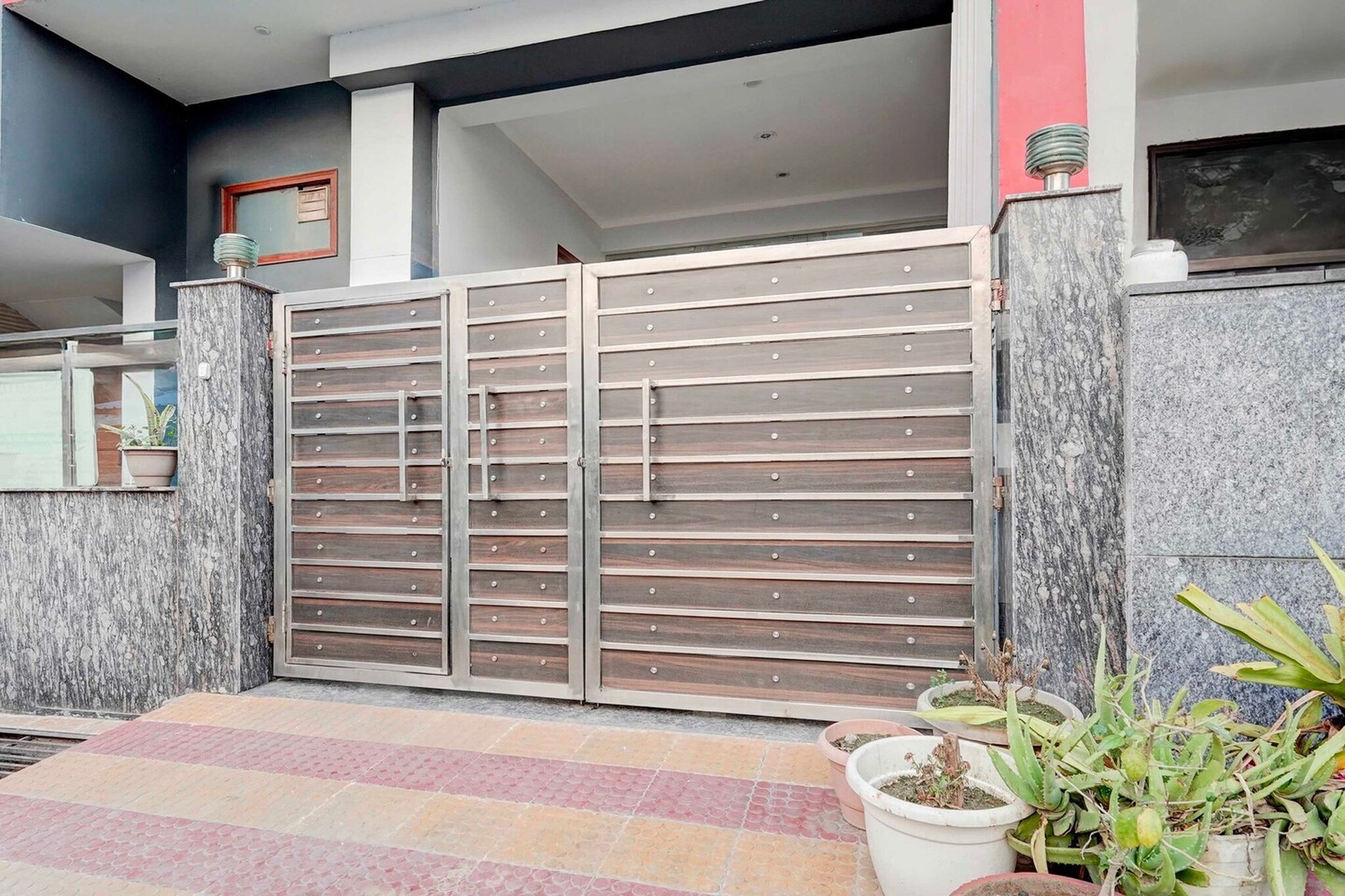 Ground floor: (bedroom(double bed, TV, seating area, air conditioning, telephone), bathroom(bathtub or shower, shower, washbasin, toilet, Towels incl., shampoo, body soap, hot water), parking)