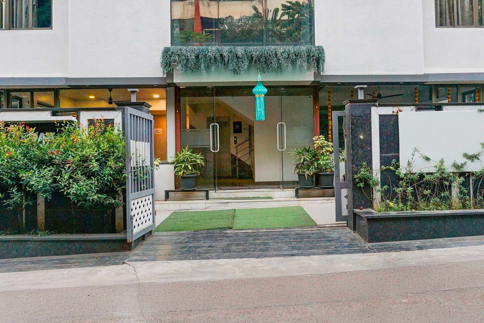 Ground floor: (bedroom(double bed, TV, seating area, air conditioning, telephone), bathroom(bathtub or shower, shower, washbasin, toilet, Towels incl., shampoo, body soap, hot water), parking, lift)
