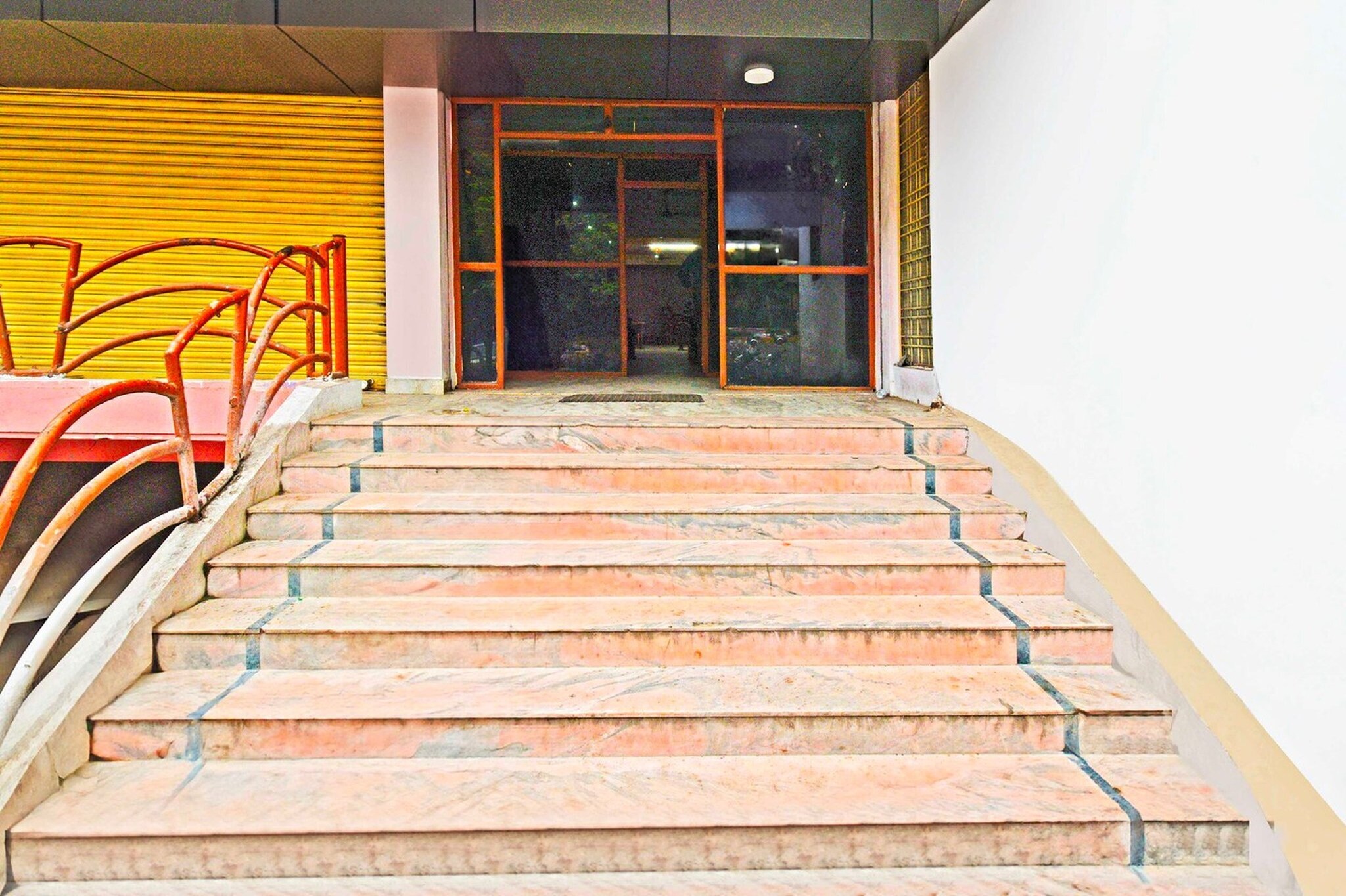 Ground floor: (bedroom(double bed, TV, seating area, air conditioning, telephone), bathroom(bathtub or shower, shower, washbasin, toilet, Towels incl., shampoo, body soap, hot water), Parking)