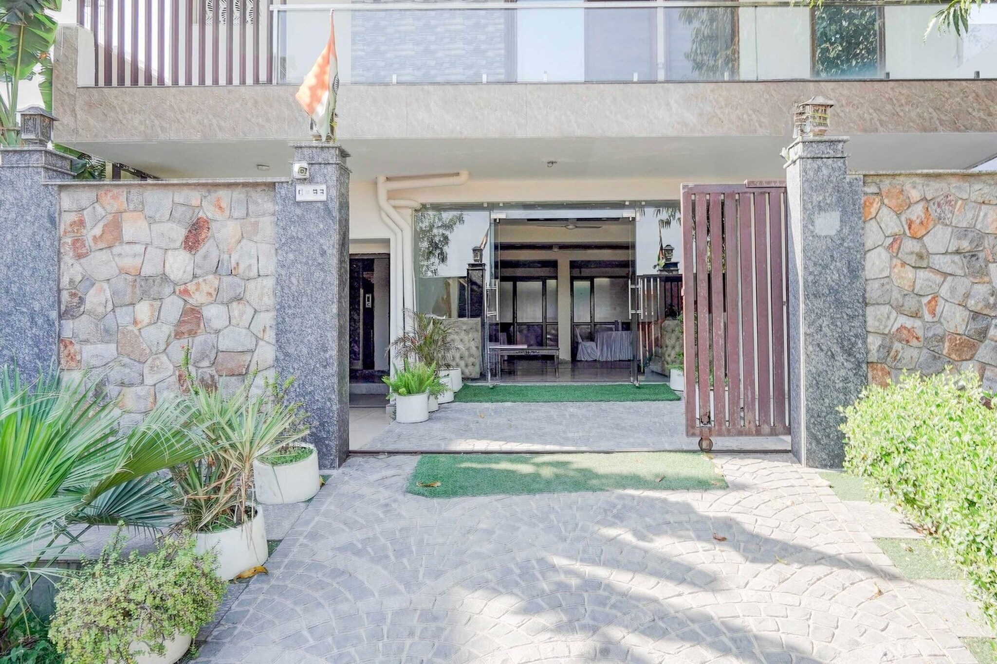 Ground floor: (bedroom(double bed, TV, seating area, air conditioning, telephone), bathroom(bathtub or shower, shower, washbasin, toilet, Towels incl., shampoo, body soap, hot water), parking, lift)