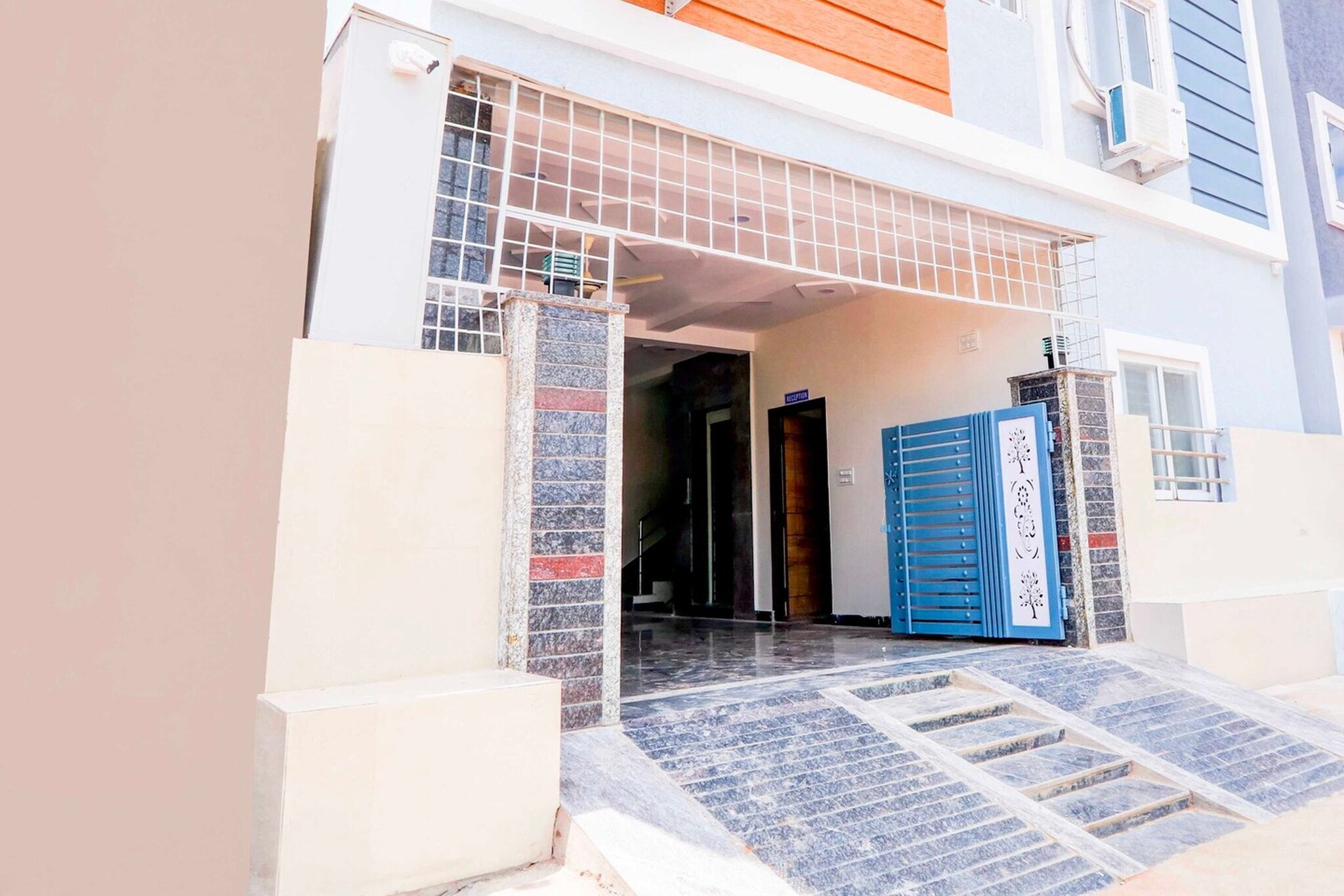 Ground floor: (bedroom(double bed, TV, seating area, air conditioning, telephone), bathroom(bathtub or shower, shower, washbasin, toilet, Towels incl., shampoo, body soap, hot water), Parking)