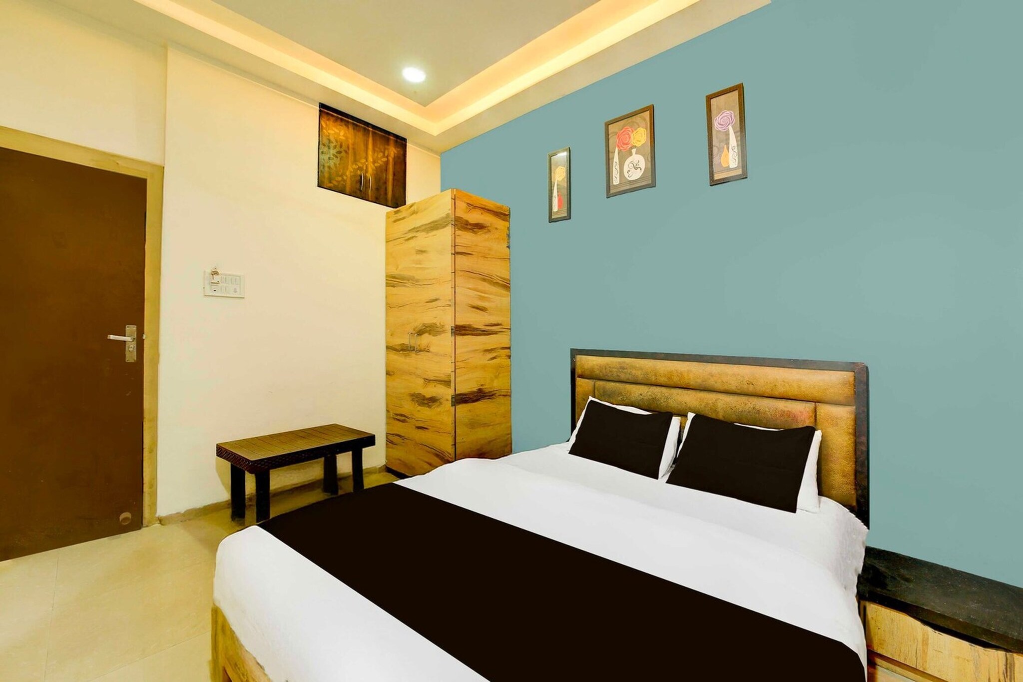 Set within 3.8 km of ISKCON Indore and 8.1 km of Indore Junction Station, Hotel O Vrindavan Palace Colony offers rooms with air conditioning and a private bathroom in Indore. This 3-star hotel offers room service, a 24-hour front desk and free WiFi. The hotel features family rooms.
The units at the hotel come with a seating area, a flat-screen TV with satellite channels and a private bathroom with free toiletries and a bath or shower. All guest rooms feature a desk.
Rajwada Palace is 9.1 km from Hotel O Vrindavan Palace Colony. Devi Ahilya Bai Holkar Airport is 13 km away.
Unmarried couples are warmly welcome at this property.
Guests with local ID proof are warmly welcome.
Early Check-In Policy: A full day’s room rate will be charged for check-ins before 6:00 AM. Complimentary early check-in is available between 6:00 AM and 10:00 AM, subject to room availability.
Check-in is only available to guests aged 18 and above. Please provide a government-issued ID to confirm your age.
